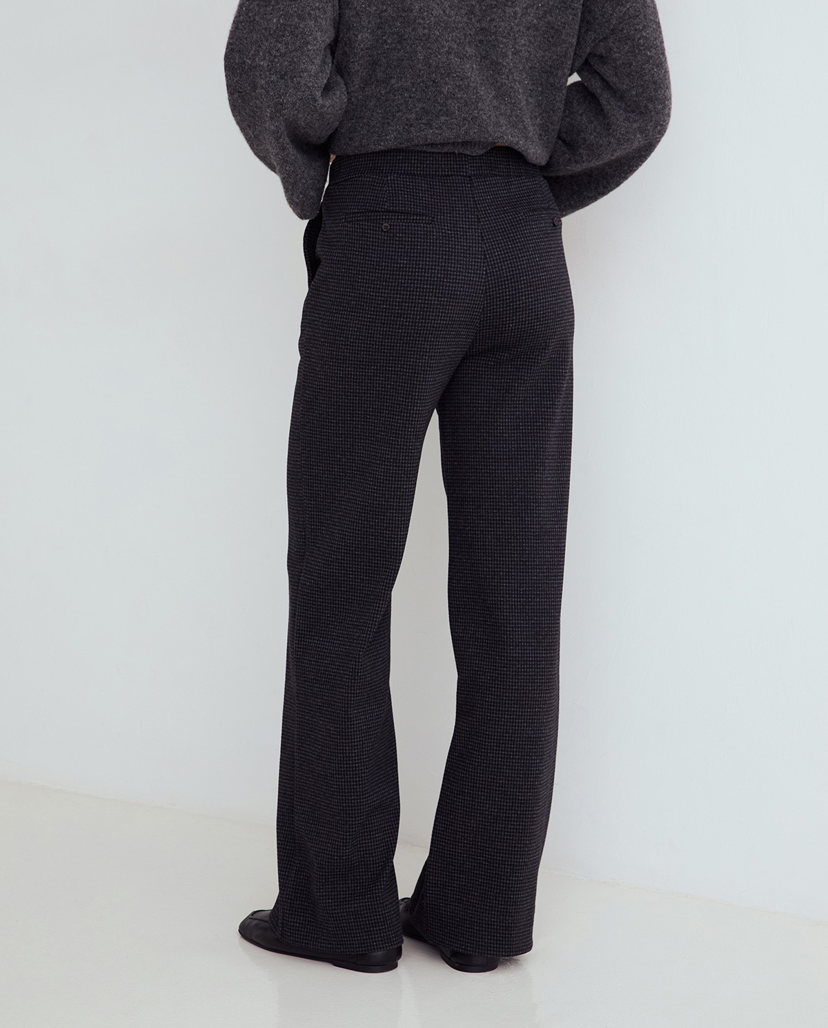Pantalón wide leg de cuadros gris oscuro, vista frontal con detalle del tejido jacquard 3