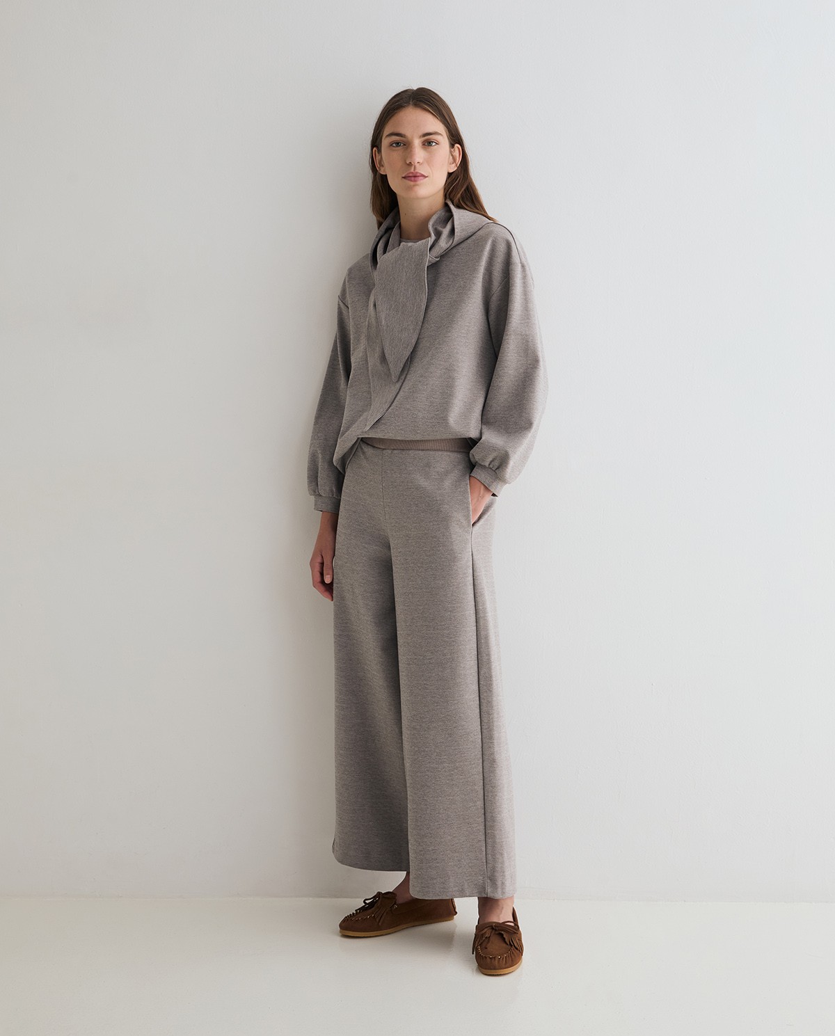 Pantalones punto wide leg en color gris, vista frontal con detalle del tejido interlock