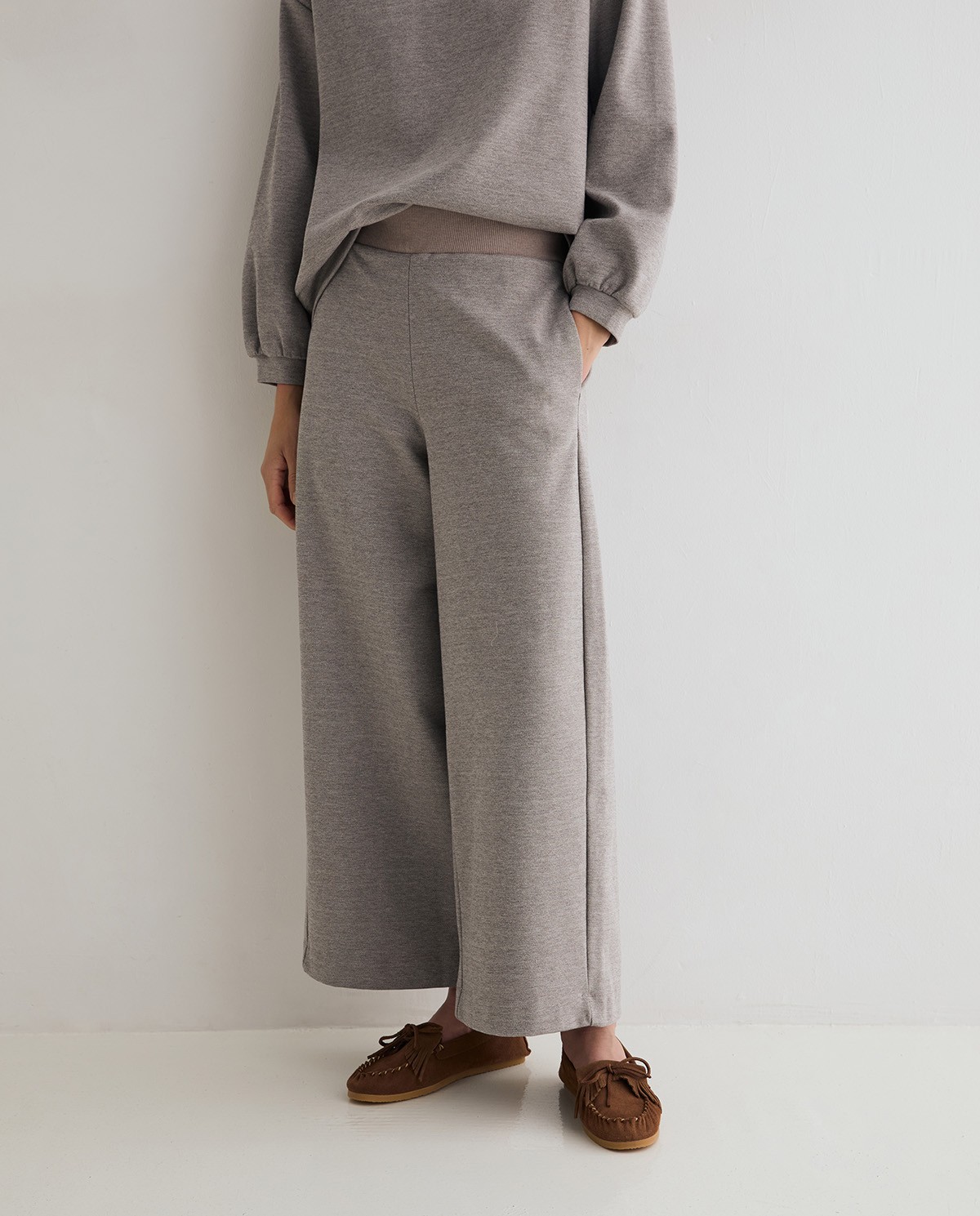 Pantalones punto wide leg en color gris, vista frontal con detalle del tejido interlock 1