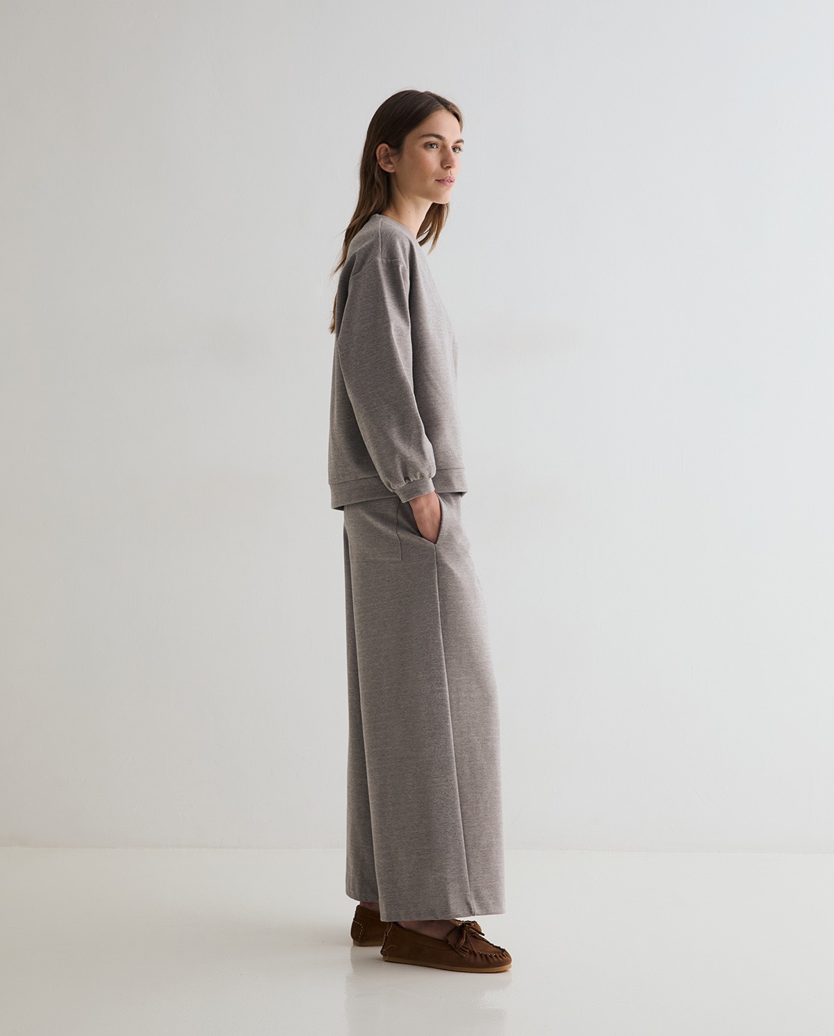 Pantalones punto wide leg en color gris, vista frontal con detalle del tejido interlock 2