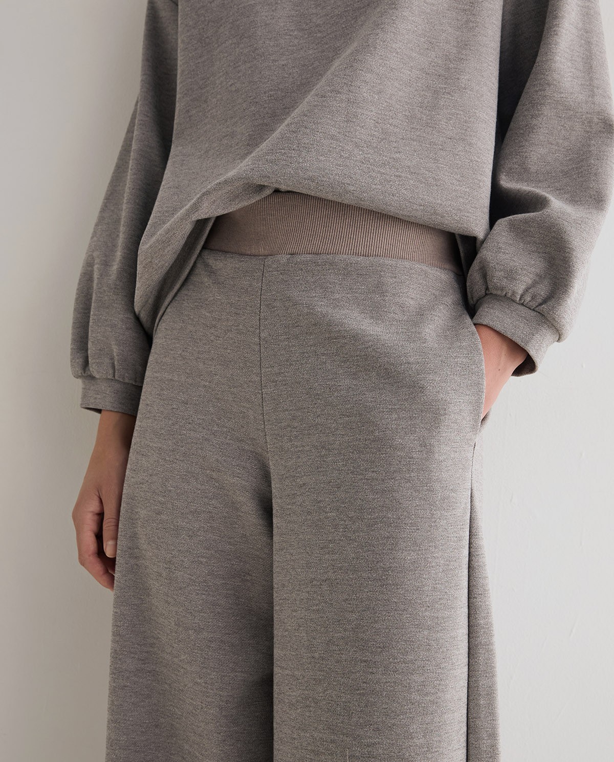 Pantalones punto wide leg en color gris, vista frontal con detalle del tejido interlock 3