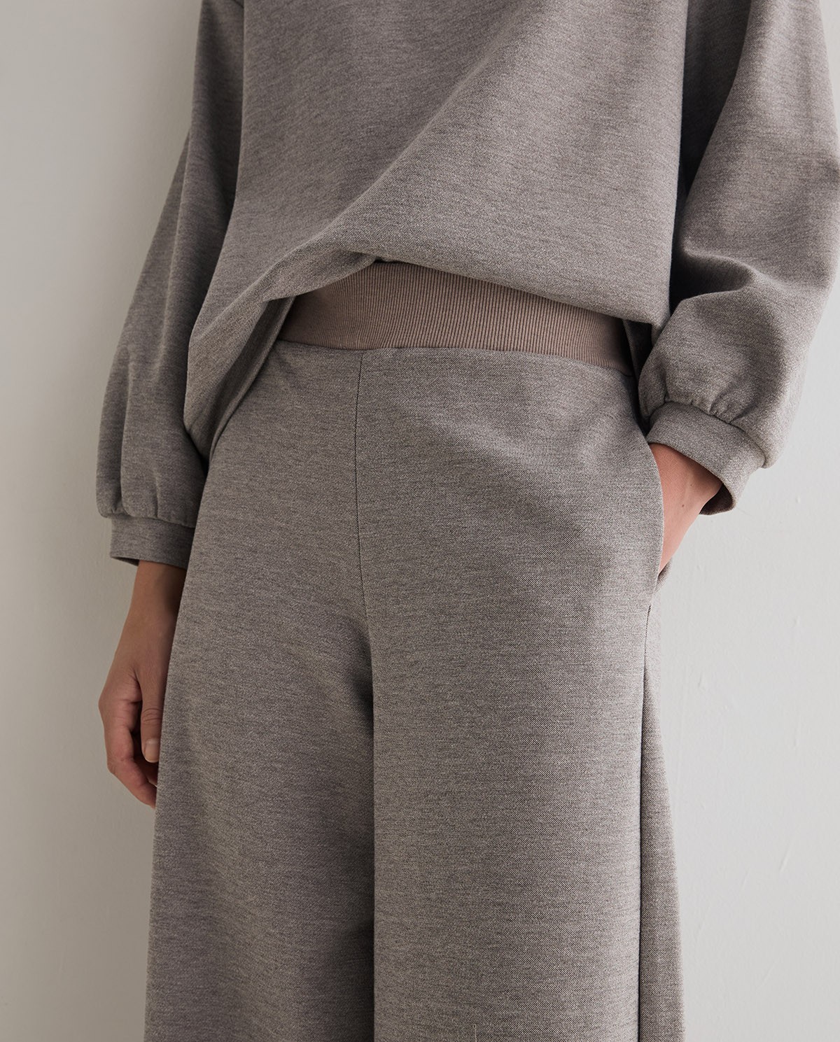 Pantalones punto wide leg en color gris, vista frontal con detalle del tejido interlock 3
