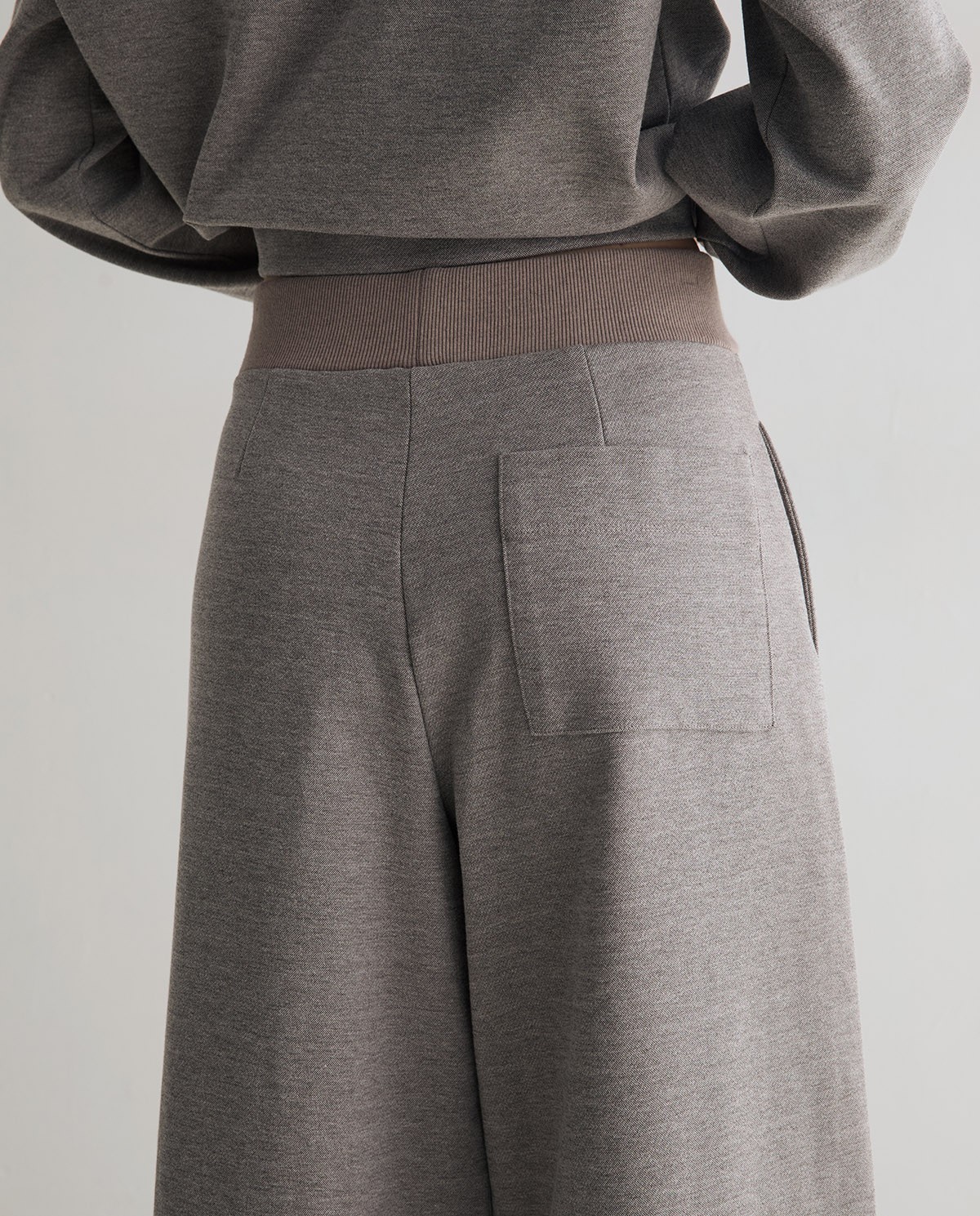 Pantalones punto wide leg en color gris, vista frontal con detalle del tejido interlock 5