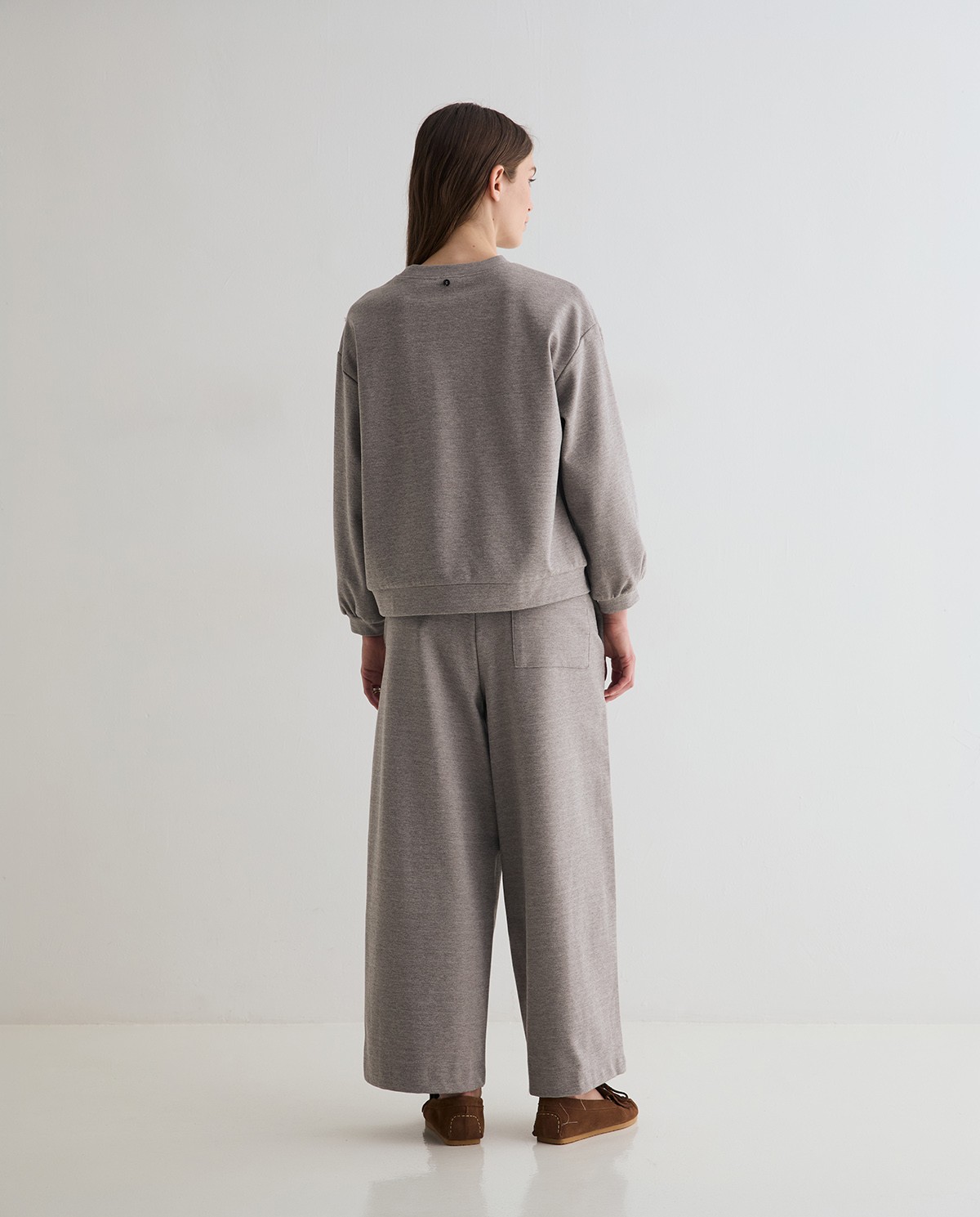Pantalones punto wide leg en color gris, vista frontal con detalle del tejido interlock 5