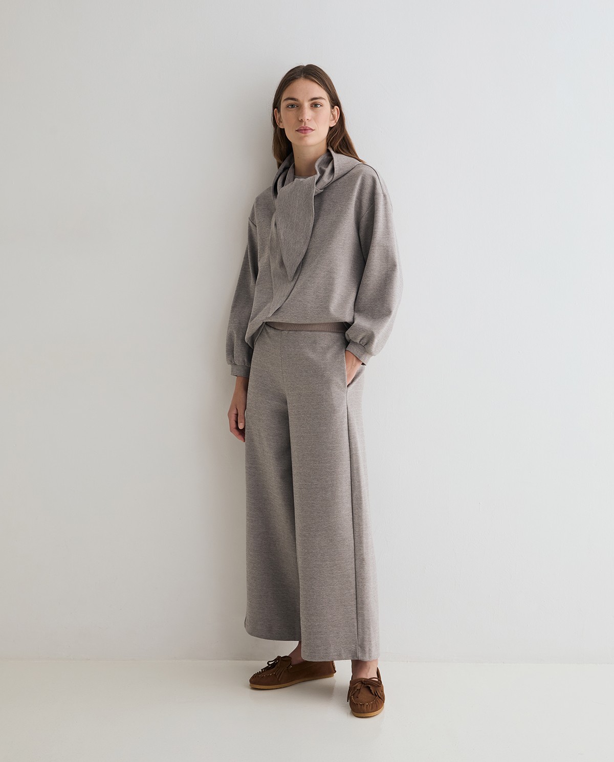 Pantalones punto wide leg en color gris, vista frontal con detalle del tejido interlock