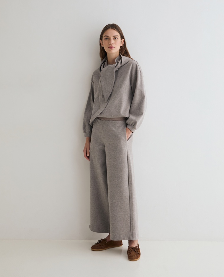 Pantalones punto wide leg en color gris, vista frontal con detalle del tejido interlock