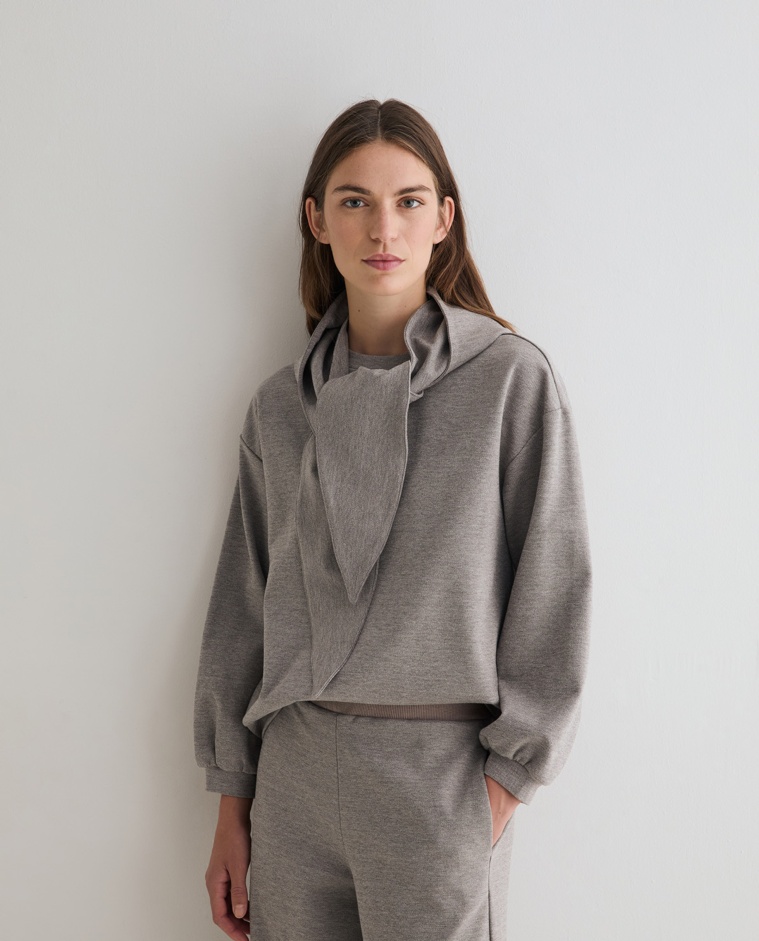 Sudadera oversize con capucha extraíble en color gris, vista frontal con detalle del tejido interlock