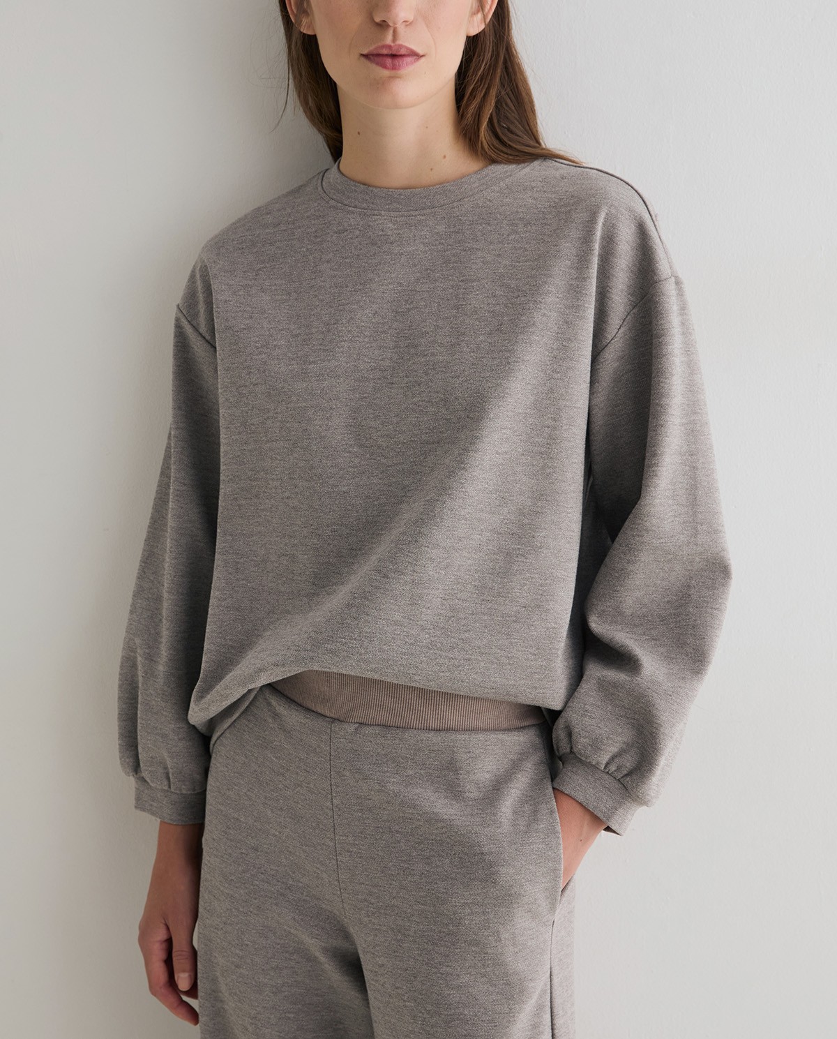 Sudadera oversize con capucha extraíble en color gris, vista frontal con detalle del tejido interlock 3