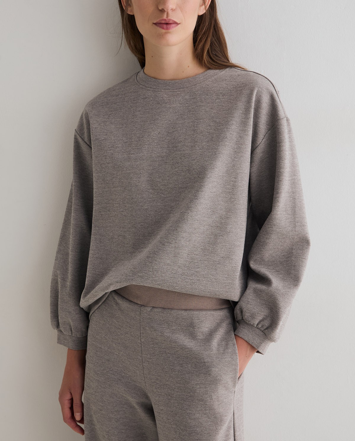 Sudadera oversize con capucha extraíble en color gris, vista frontal con detalle del tejido interlock 3
