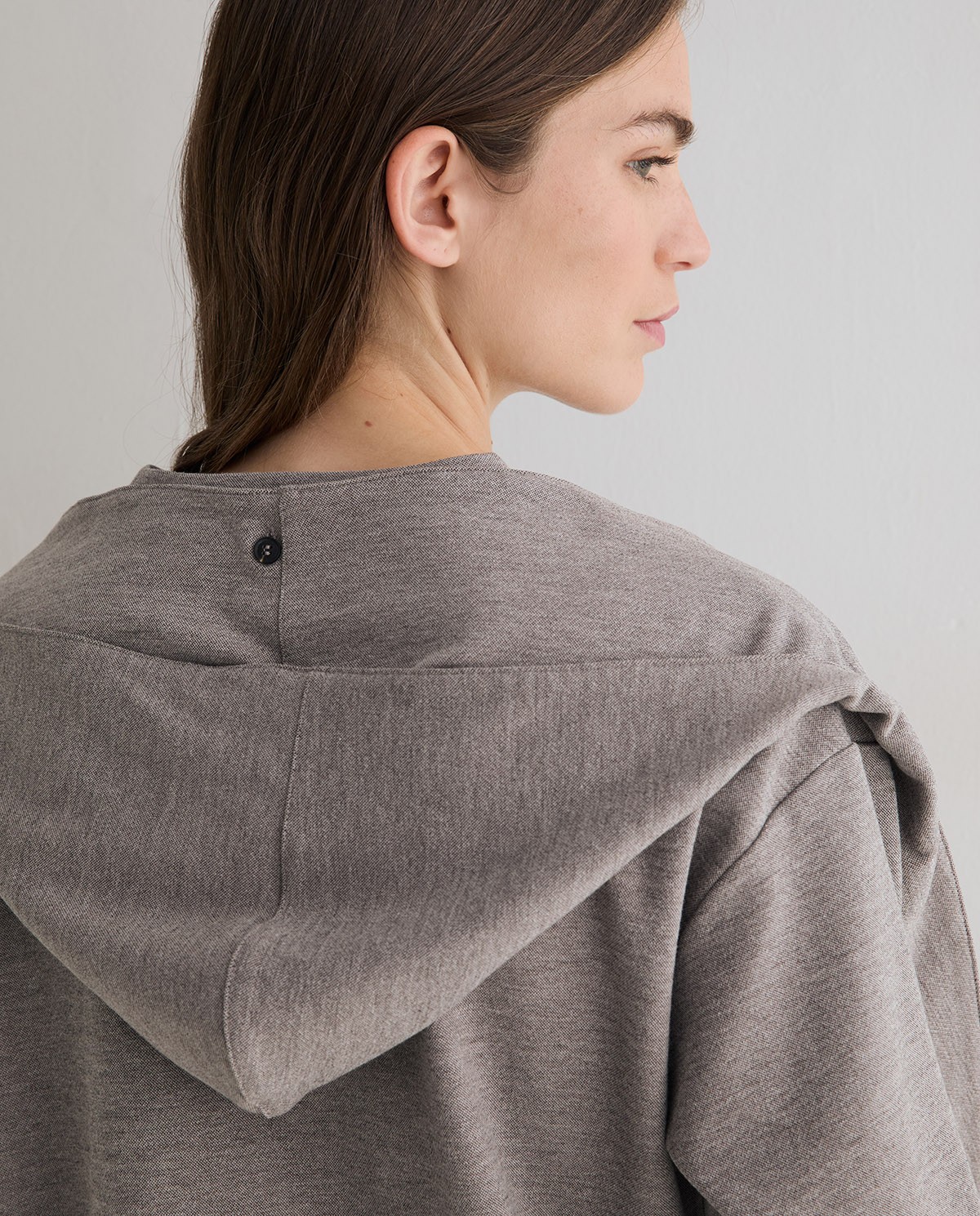 Sudadera oversize con capucha extraíble en color gris, vista frontal con detalle del tejido interlock 4