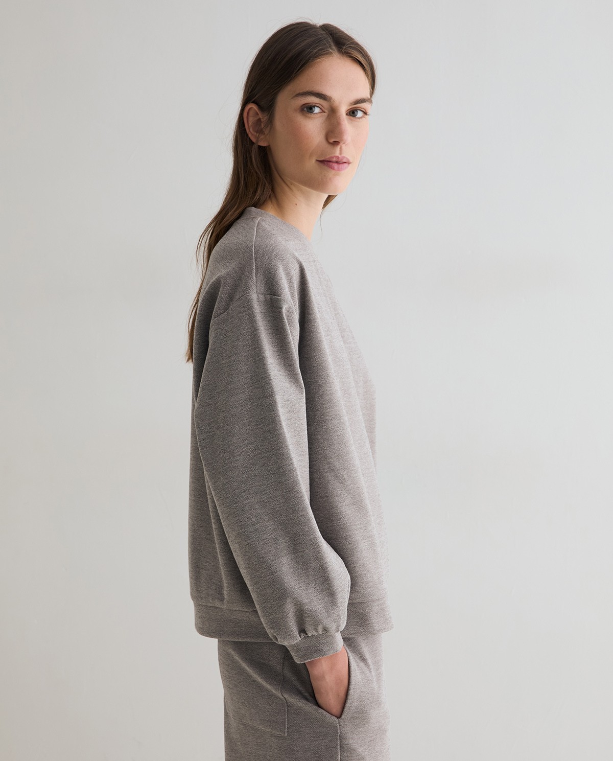 Sudadera oversize con capucha extraíble en color gris, vista frontal con detalle del tejido interlock 5