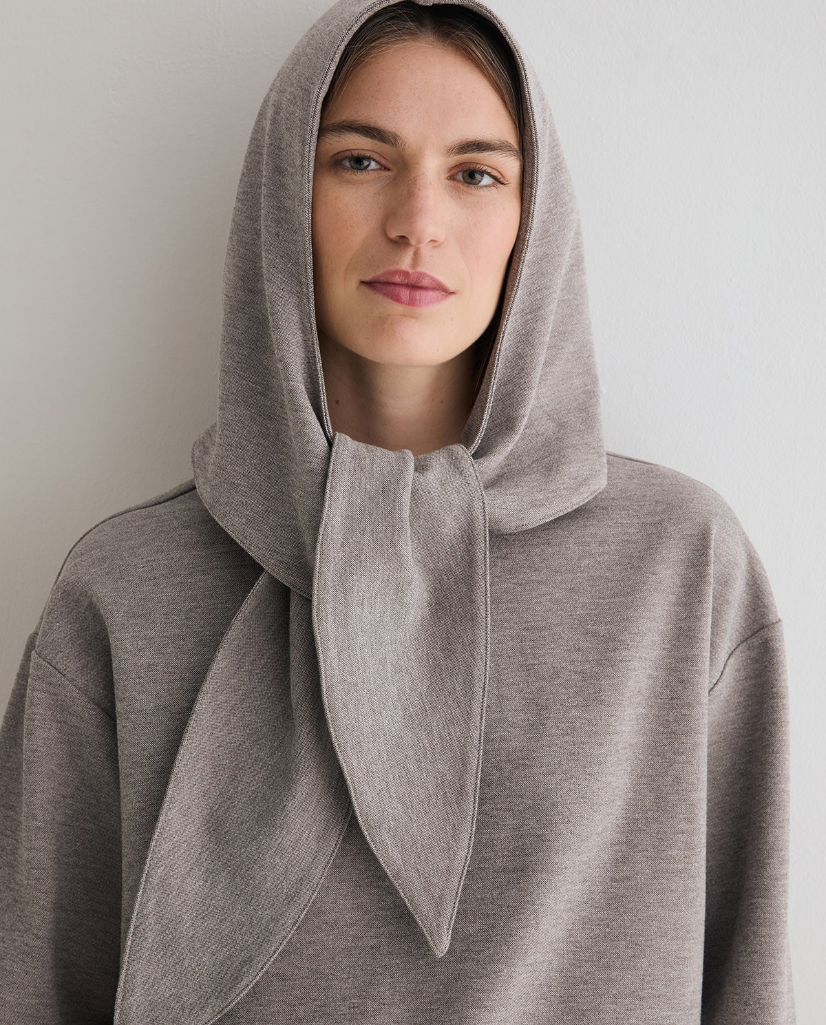 Sudadera oversize con capucha extraíble en color gris, vista frontal con detalle del tejido interlock 7
