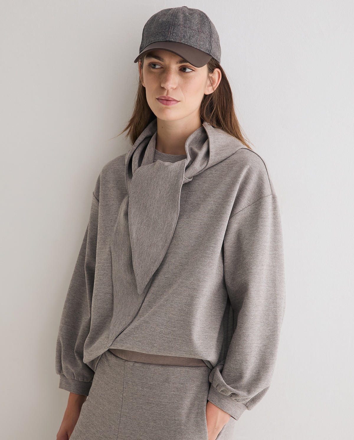 Sudadera oversize con capucha extraíble en color gris, vista frontal con detalle del tejido interlock 8