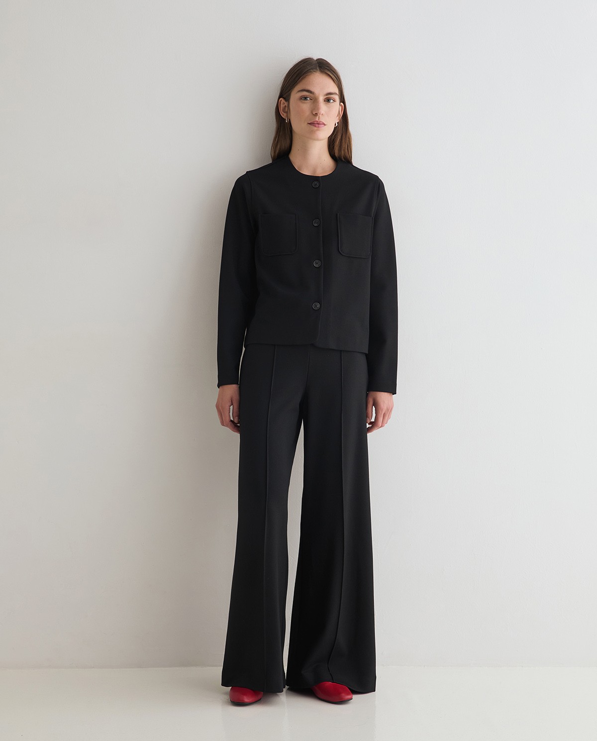 Pantalón de punto con pinzas negro para mujer 1