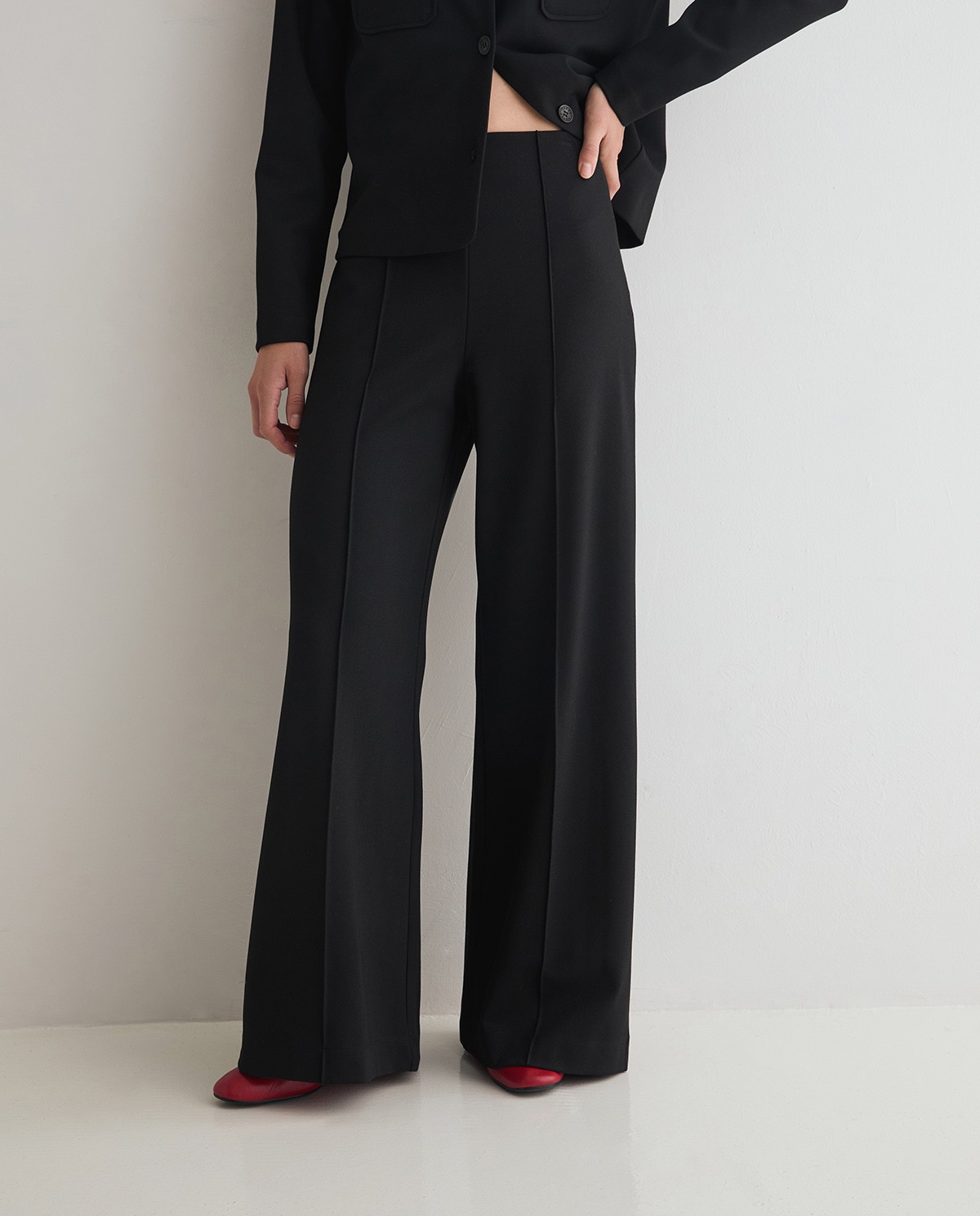 Pantalón de punto con pinzas negro para mujer 2