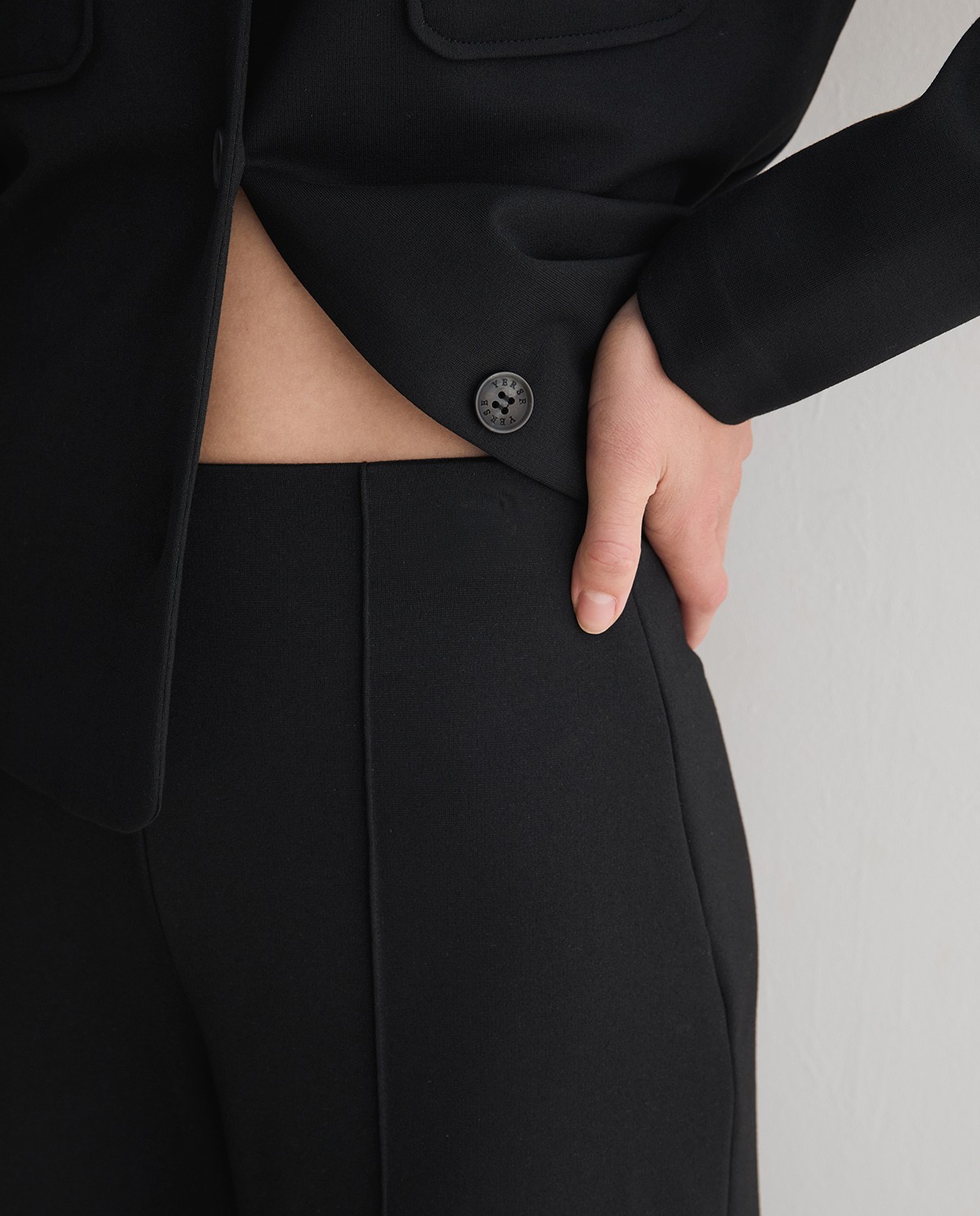 Pantalón de punto con pinzas negro para mujer 3