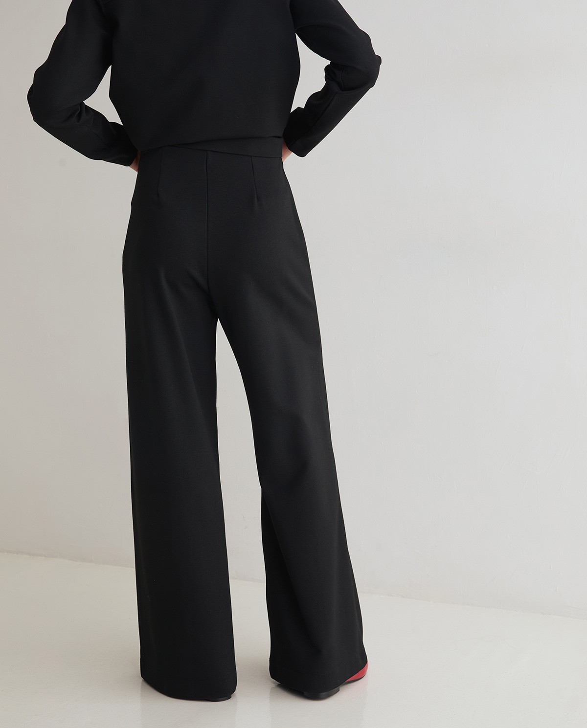 Pantalón de punto con pinzas negro para mujer 4