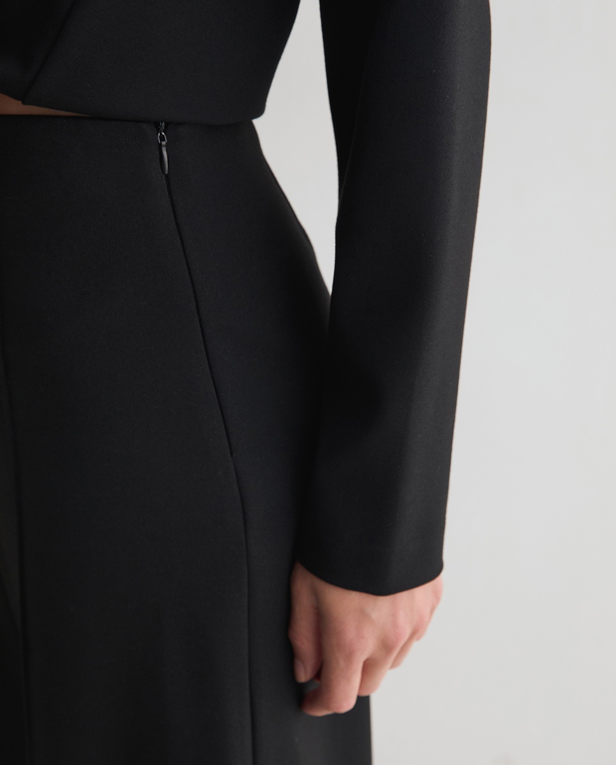 Pantalón de punto con pinzas negro para mujer 5