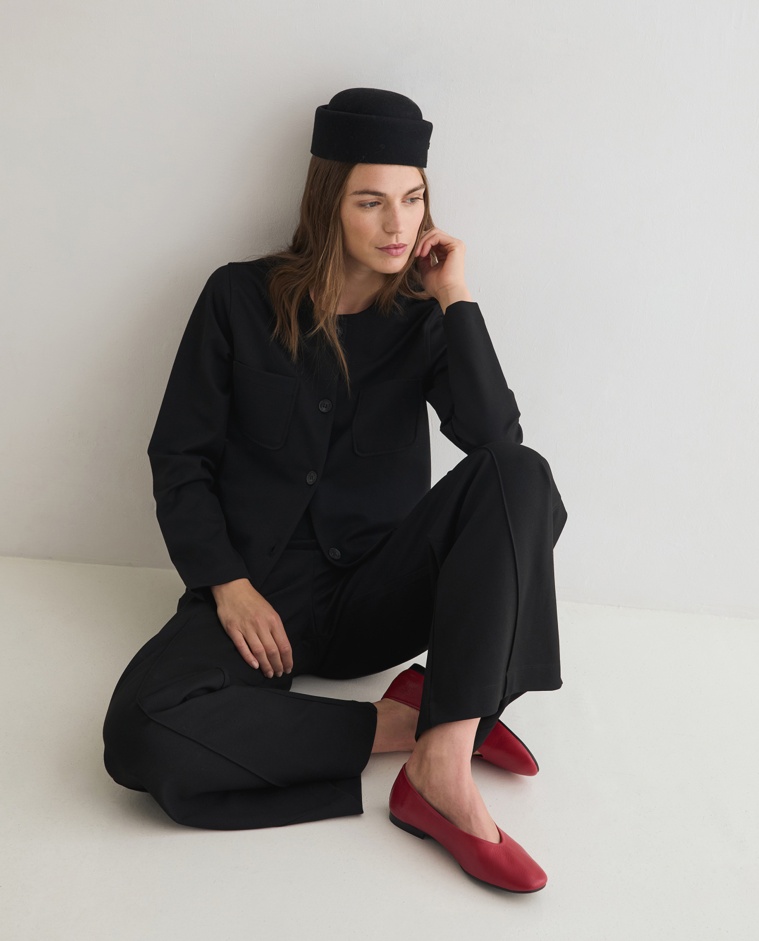Pantalón de punto con pinzas negro para mujer