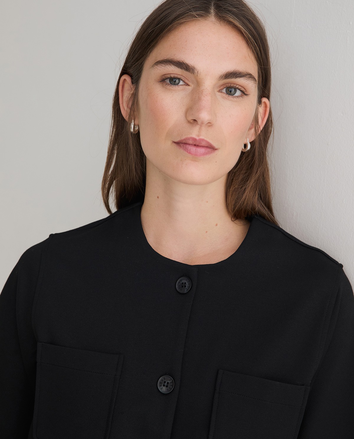 Chaqueta corta de punto negra para mujer 1