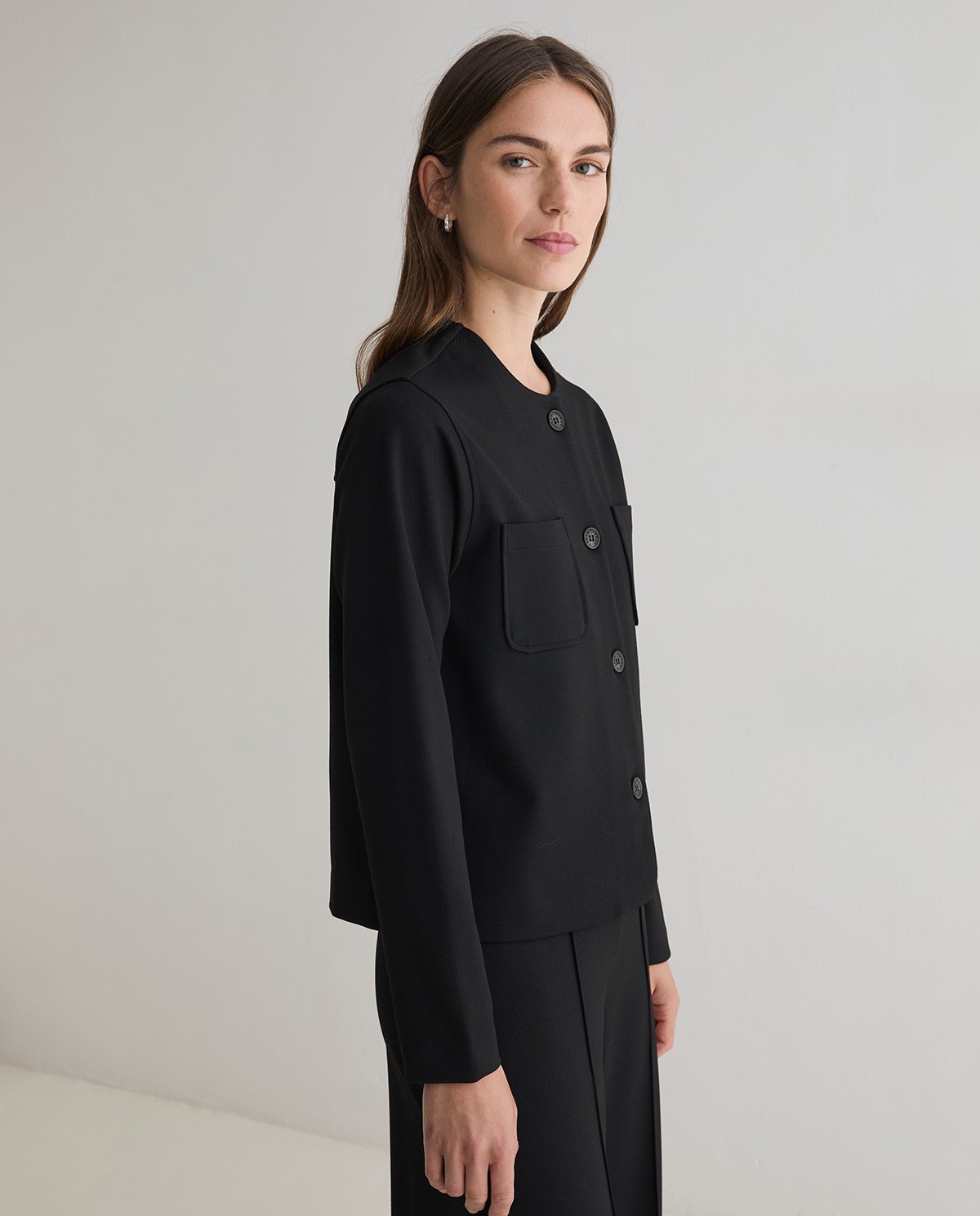 Chaqueta corta de punto negra para mujer 2