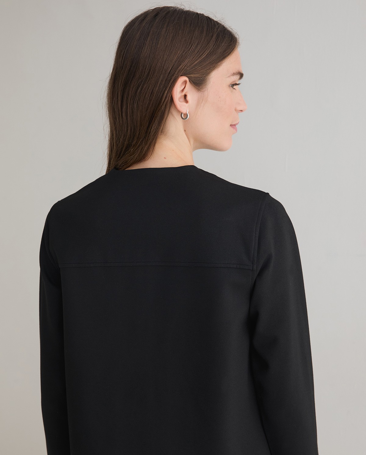 Chaqueta corta de punto negra para mujer 4