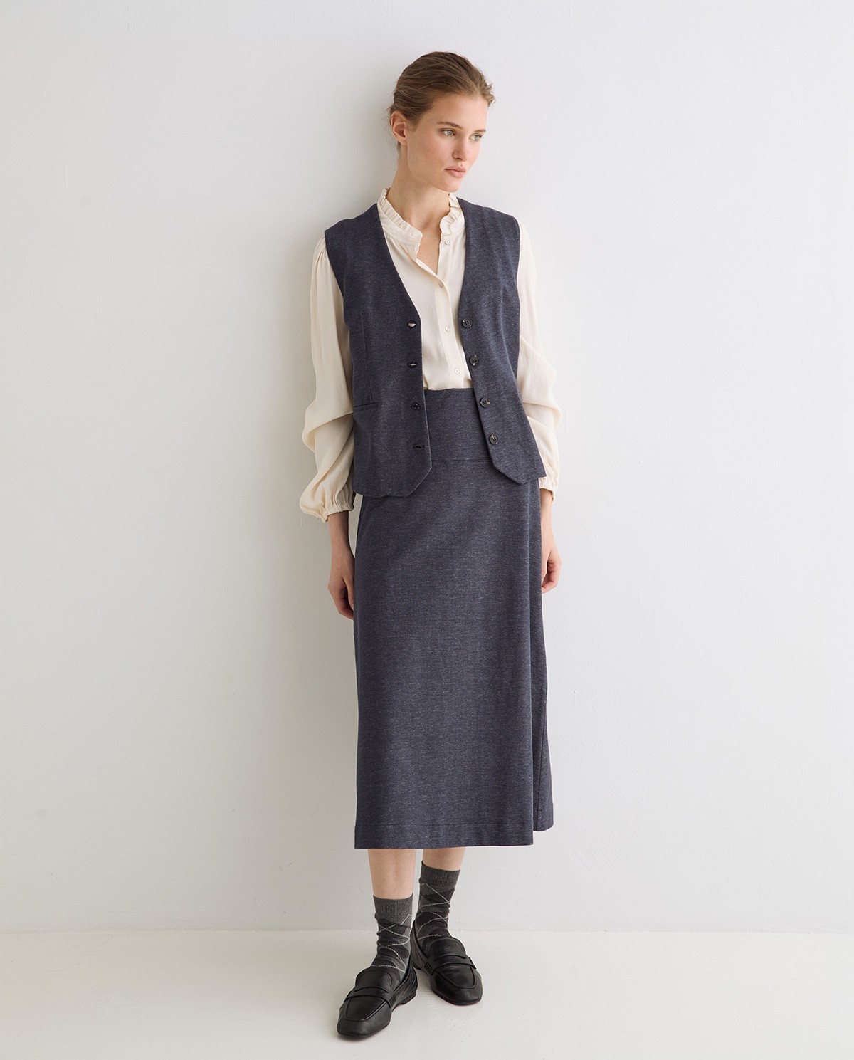 Falda midi efecto denim en color índigo, vista frontal con detalle del tejido