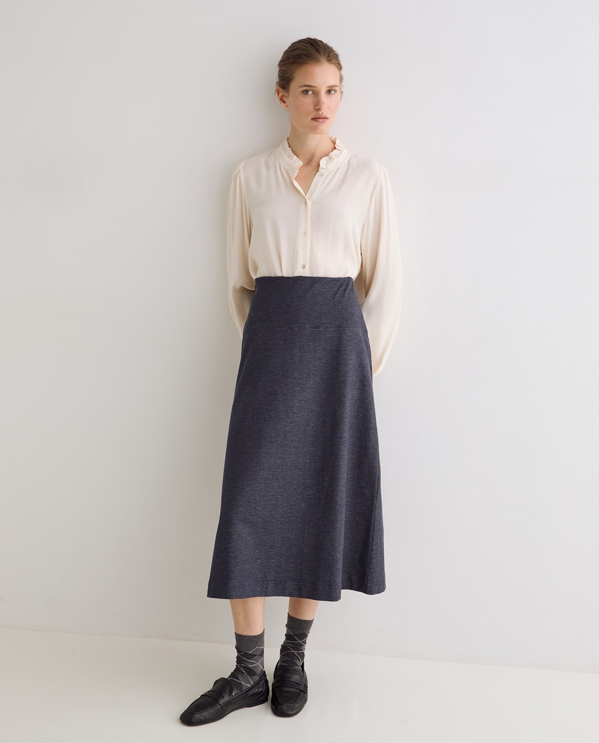 Falda midi efecto denim en color índigo, vista frontal con detalle del tejido 1