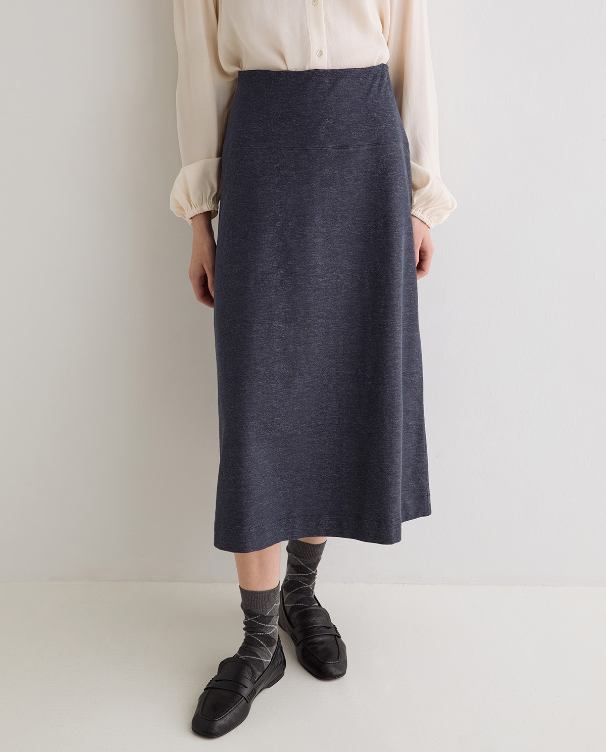 Falda midi efecto denim en color índigo, vista frontal con detalle del tejido 2
