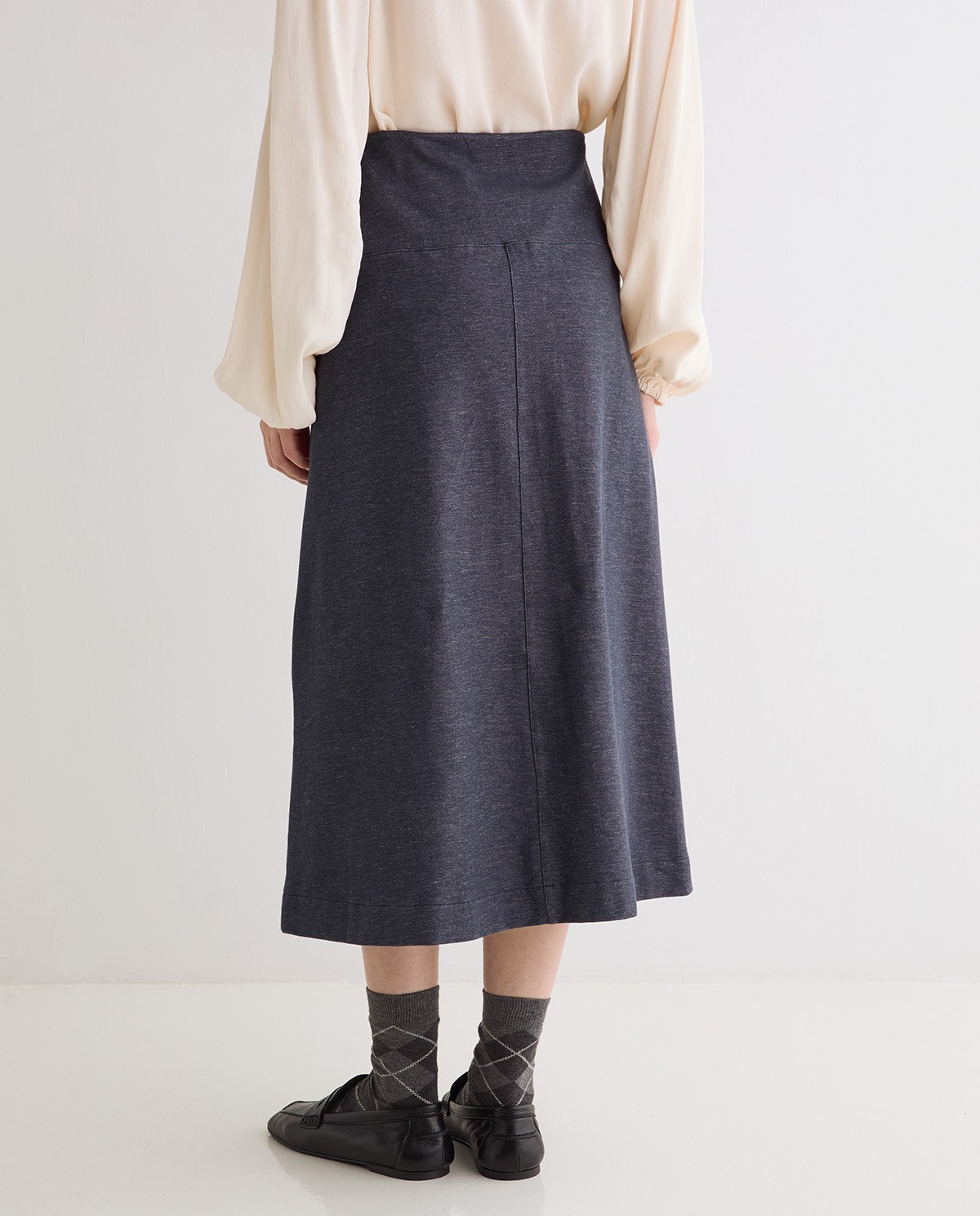 Falda midi efecto denim en color índigo, vista frontal con detalle del tejido 3