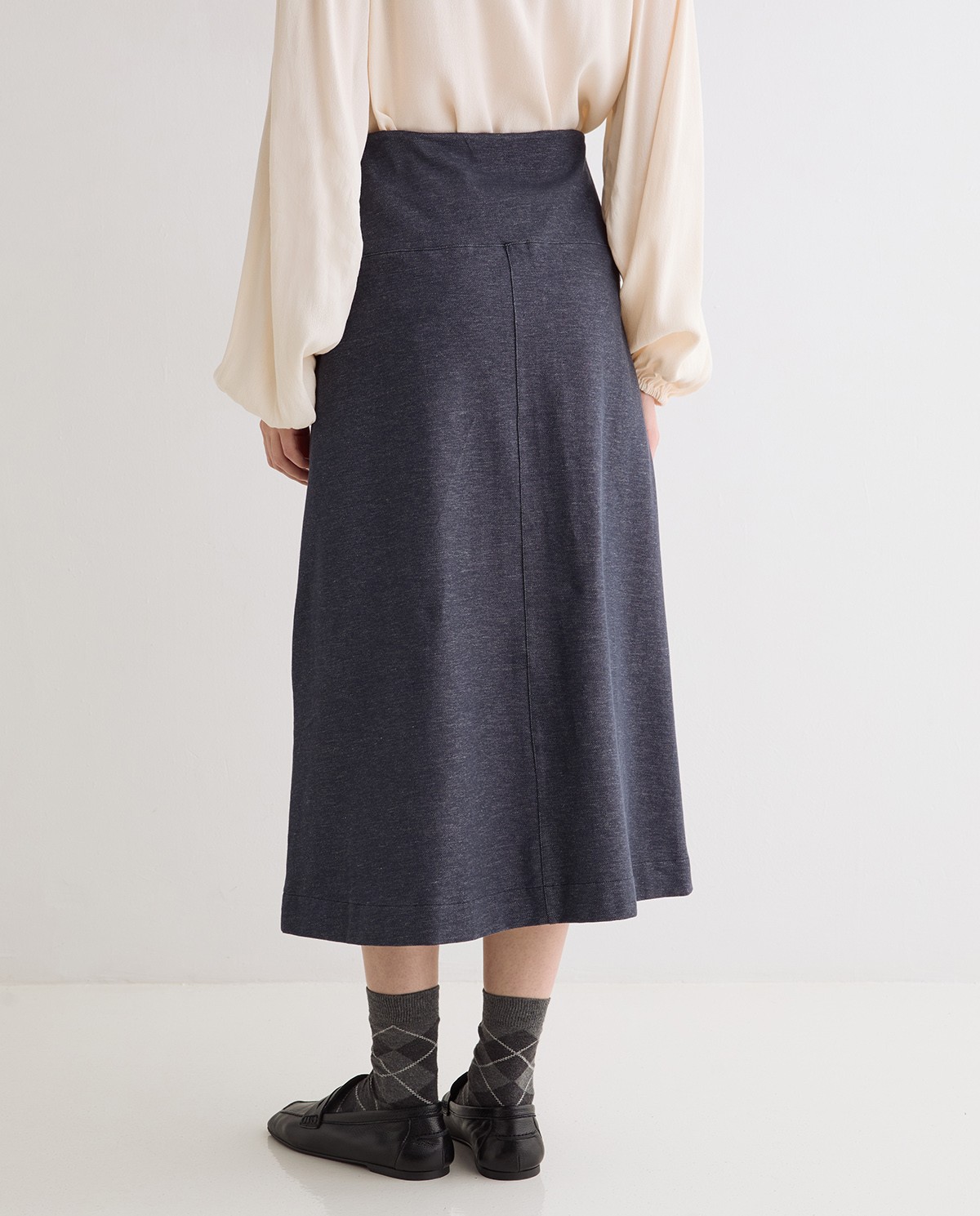 Falda midi efecto denim en color índigo, vista frontal con detalle del tejido 4