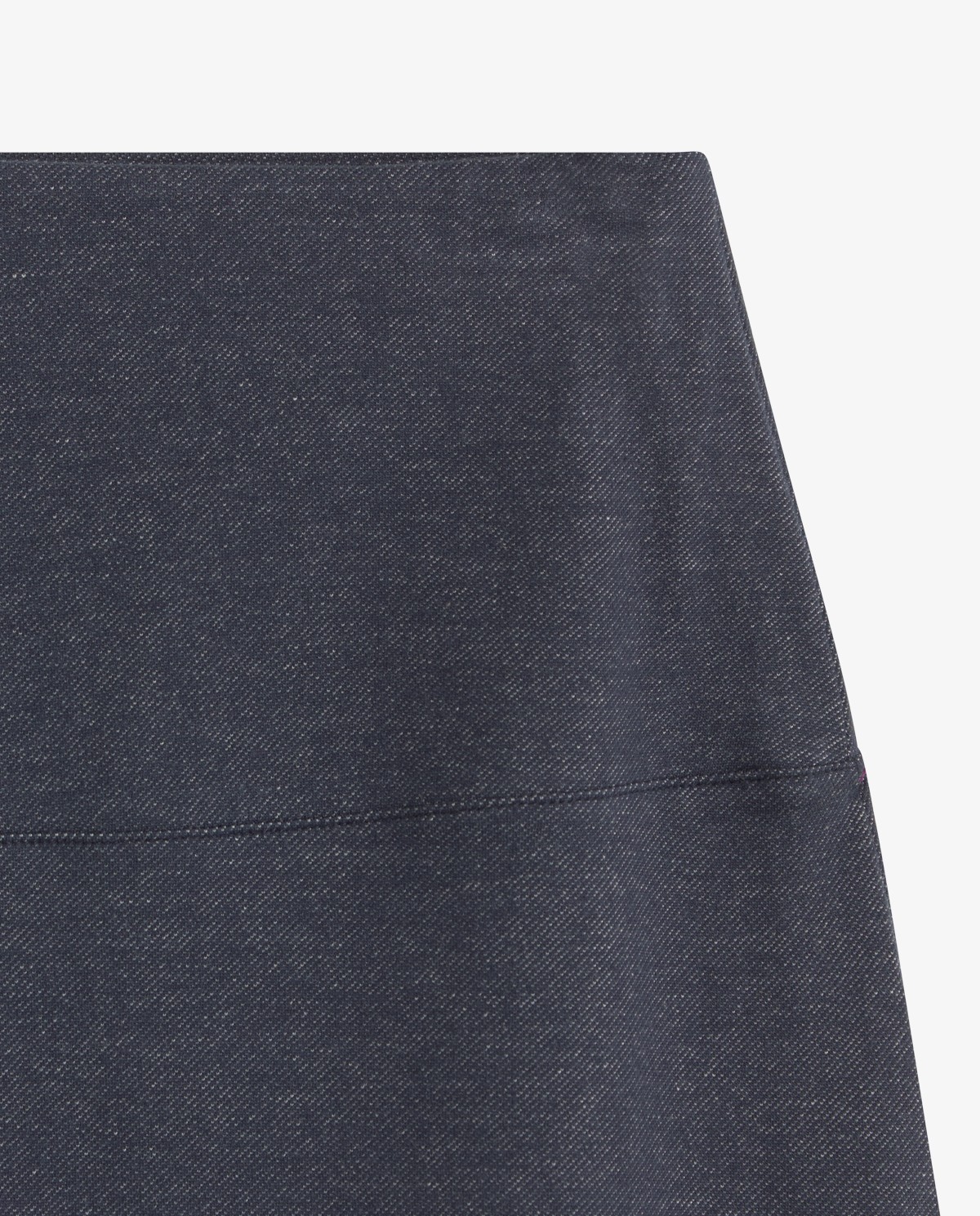 Falda midi efecto denim en color índigo, vista frontal con detalle del tejido 6