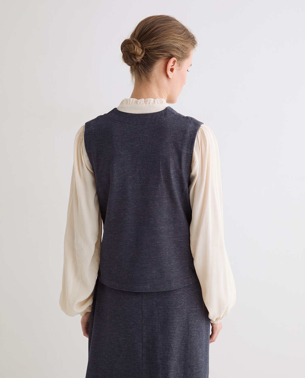 Chaleco efecto denim en color índigo, vista frontal con detalle del tejido 3