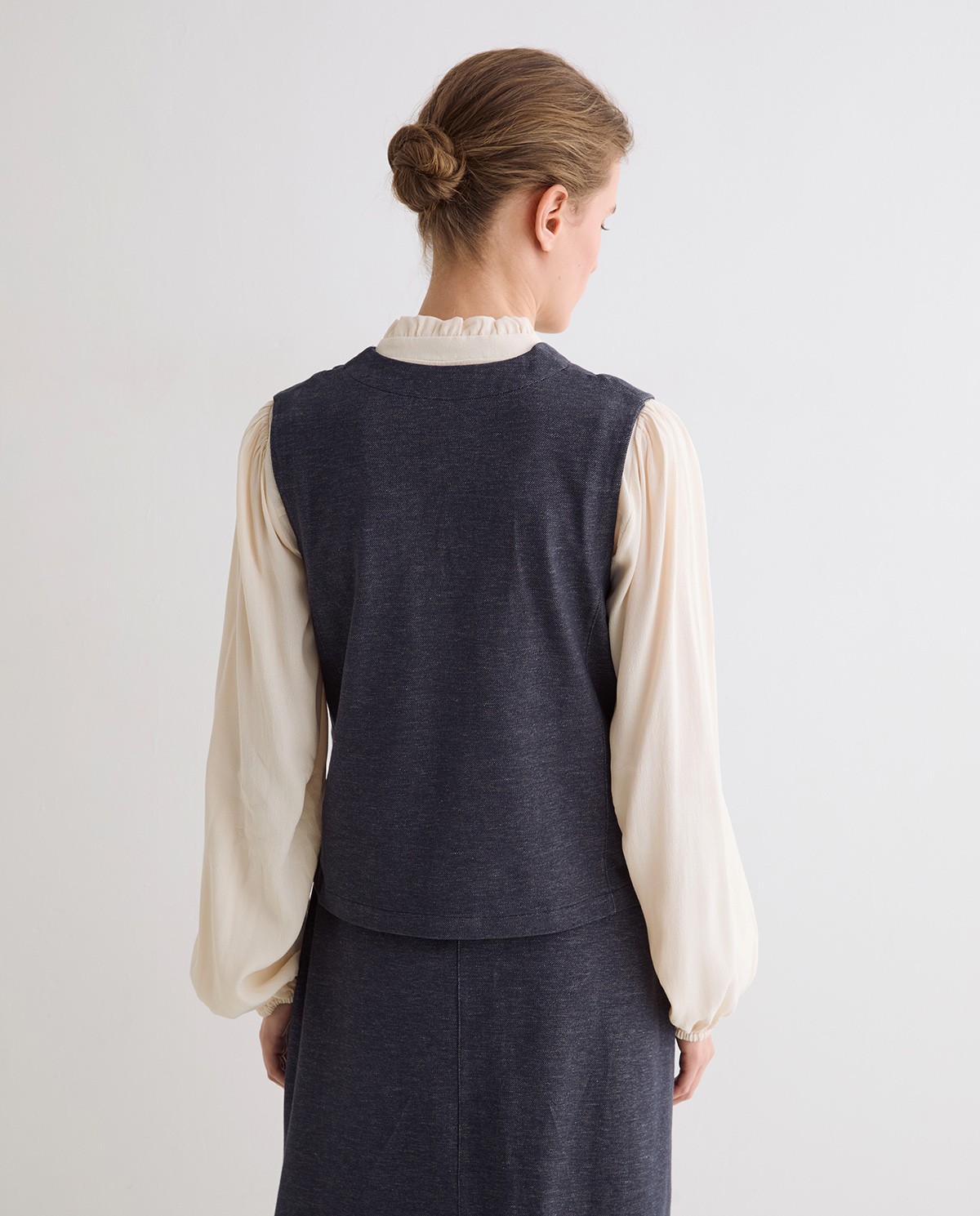 Chaleco efecto denim en color índigo, vista frontal con detalle del tejido 4