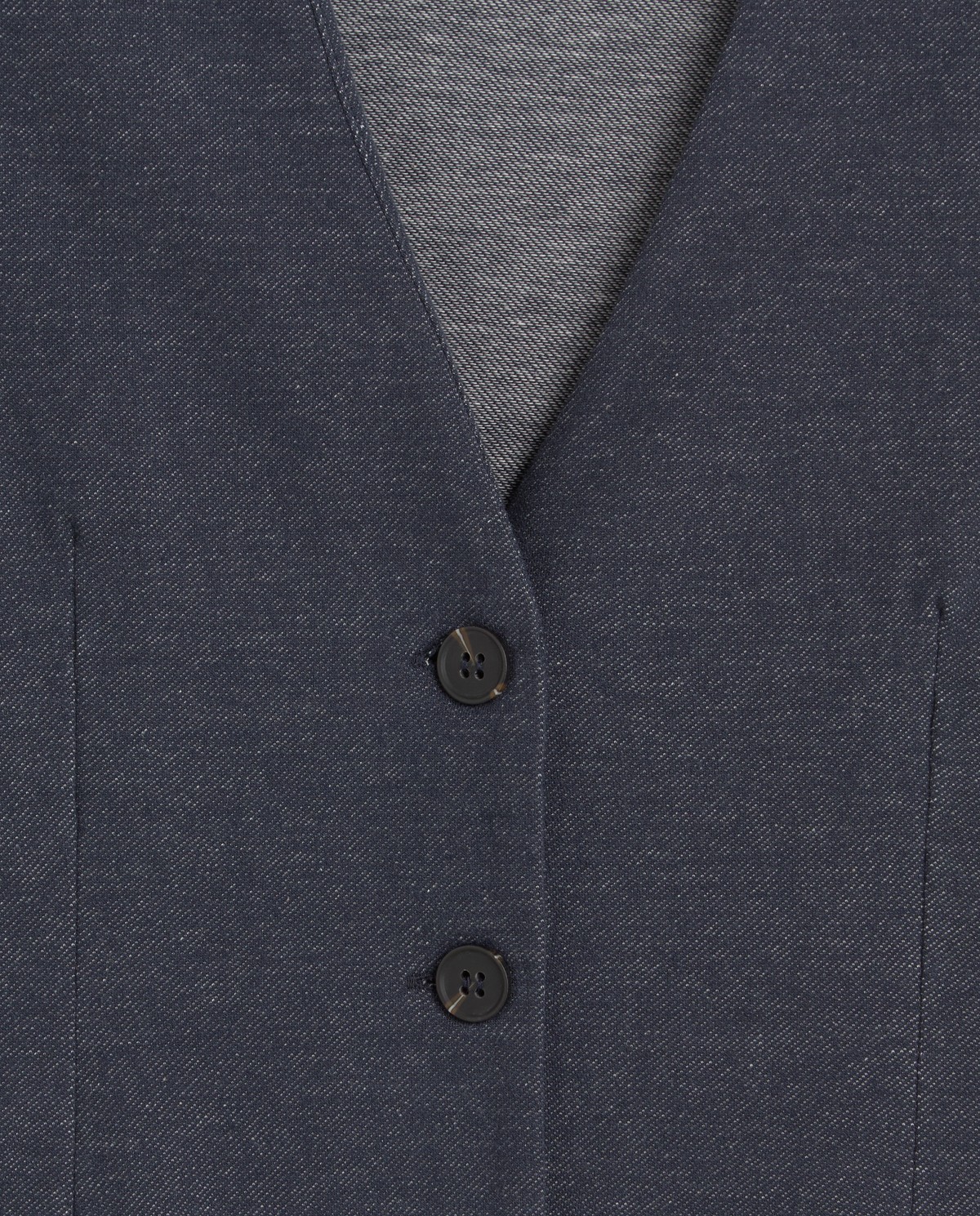 Chaleco efecto denim en color índigo, vista frontal con detalle del tejido 6