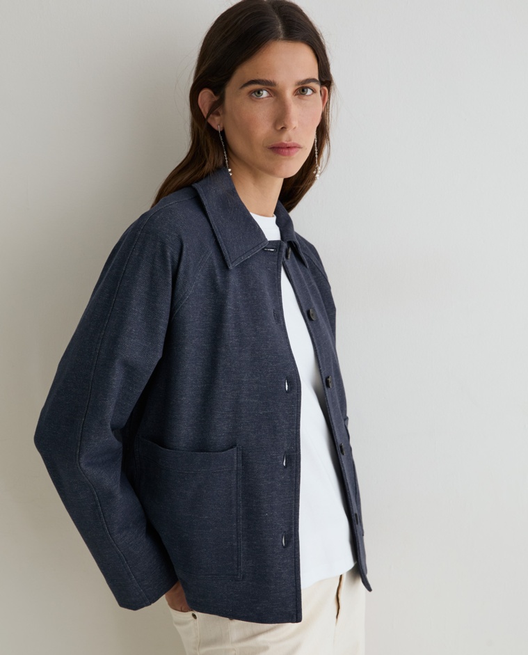 Chaqueta corta efecto denim en color índigo, vista frontal con detalle del tejido