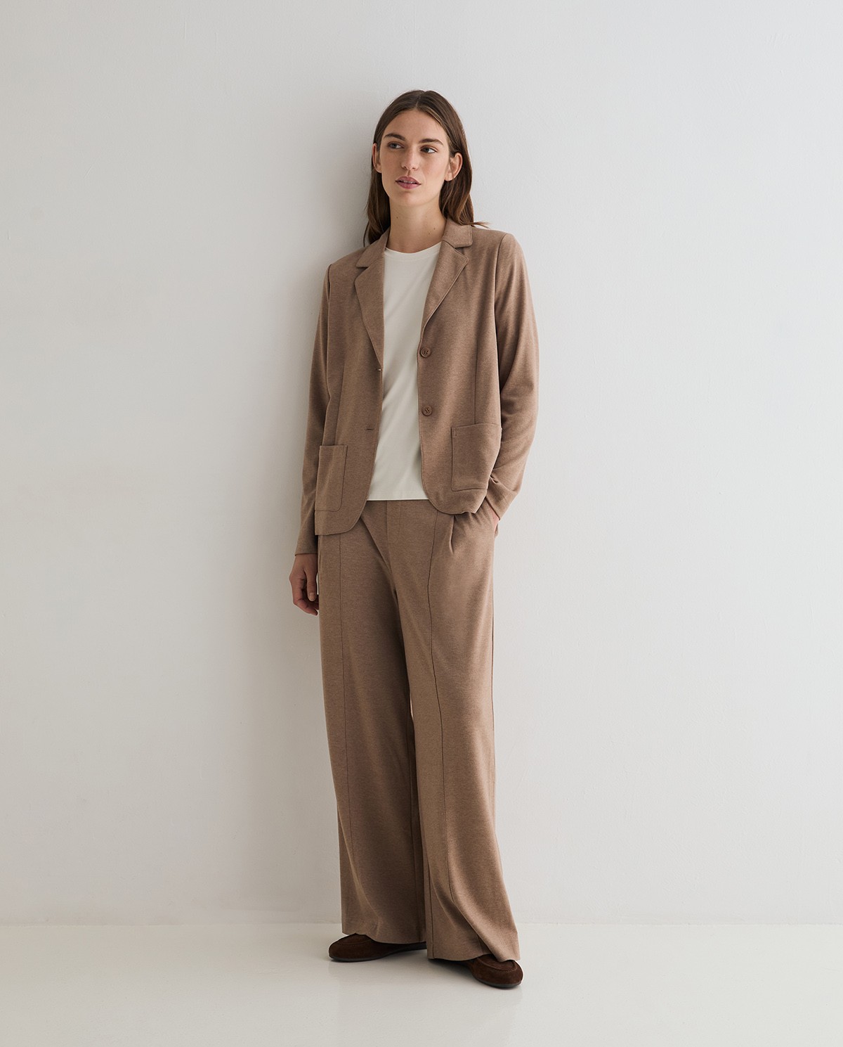 Veste cintrée en maille coloris camel, vue de face avec détail de la finition duveteuse