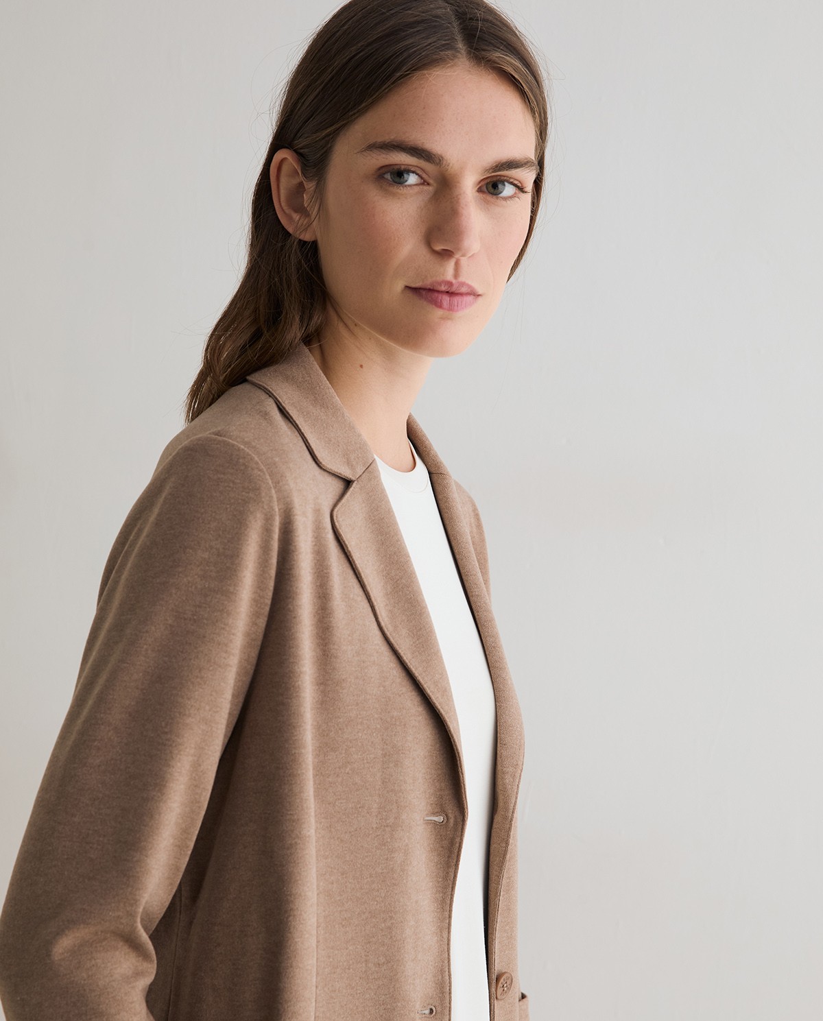Veste cintrée en maille coloris camel, vue de face avec détail de la finition duveteuse 1