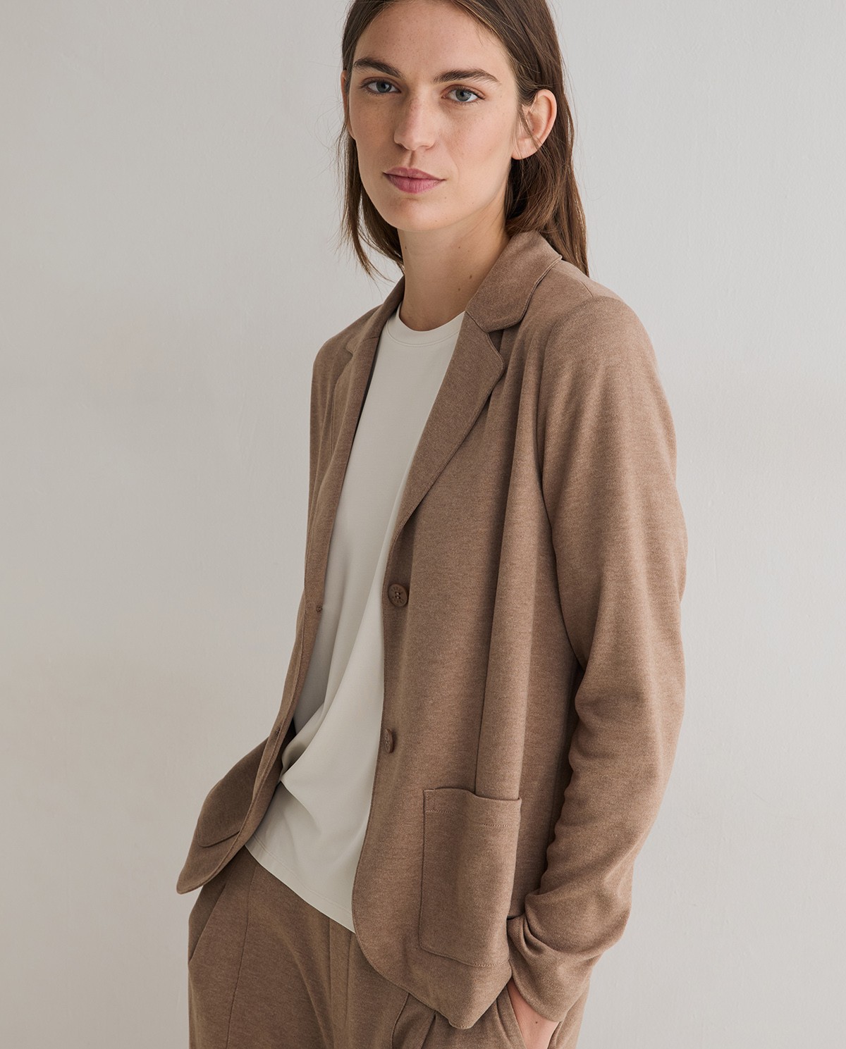 Veste cintrée en maille coloris camel, vue de face avec détail de la finition duveteuse 2