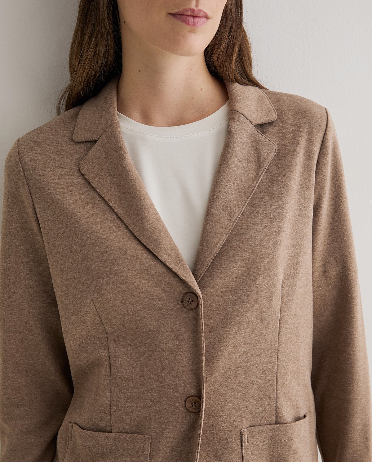Veste cintrée en maille coloris camel, vue de face avec détail de la finition duveteuse 3