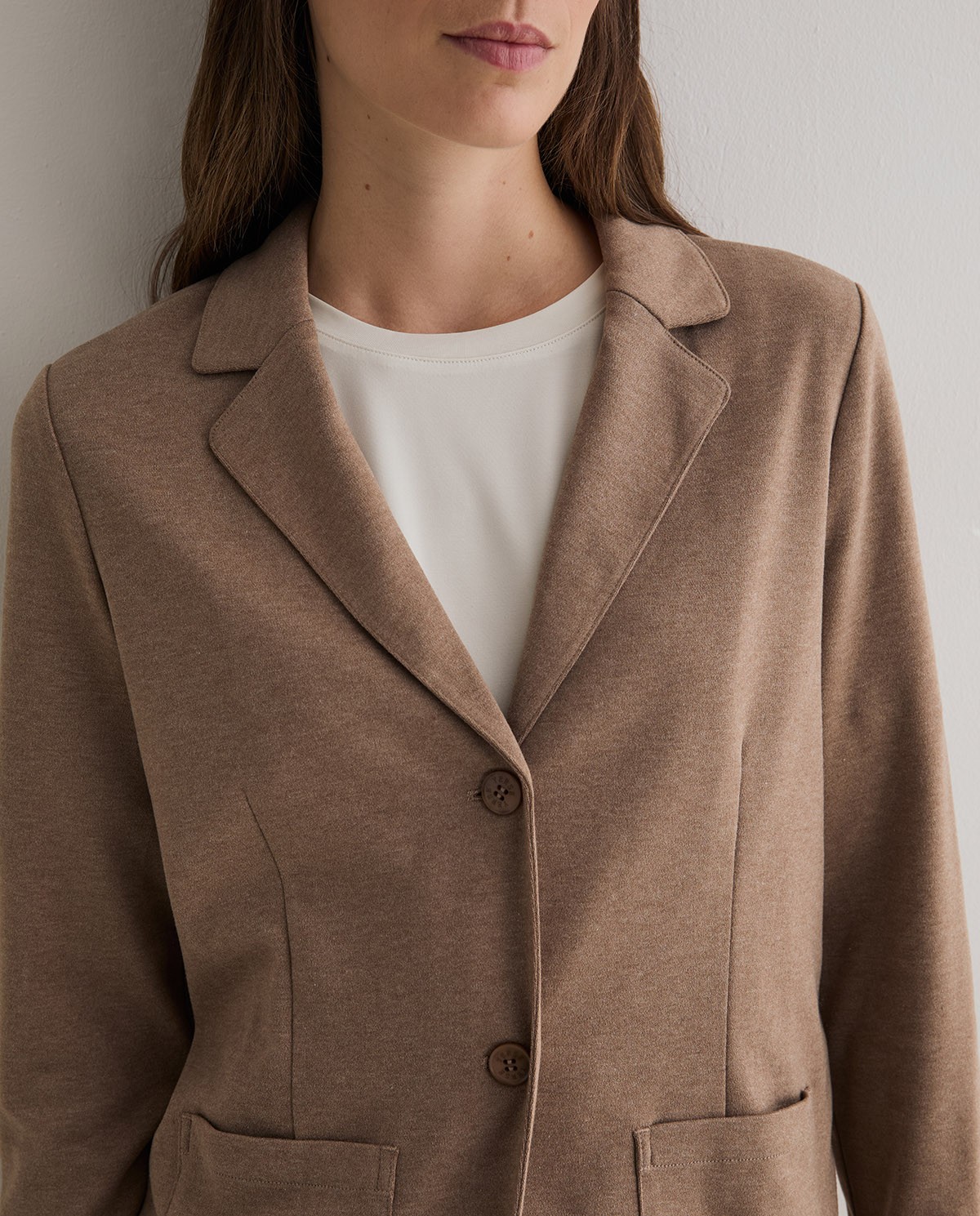 Veste cintrée en maille coloris camel, vue de face avec détail de la finition duveteuse 3