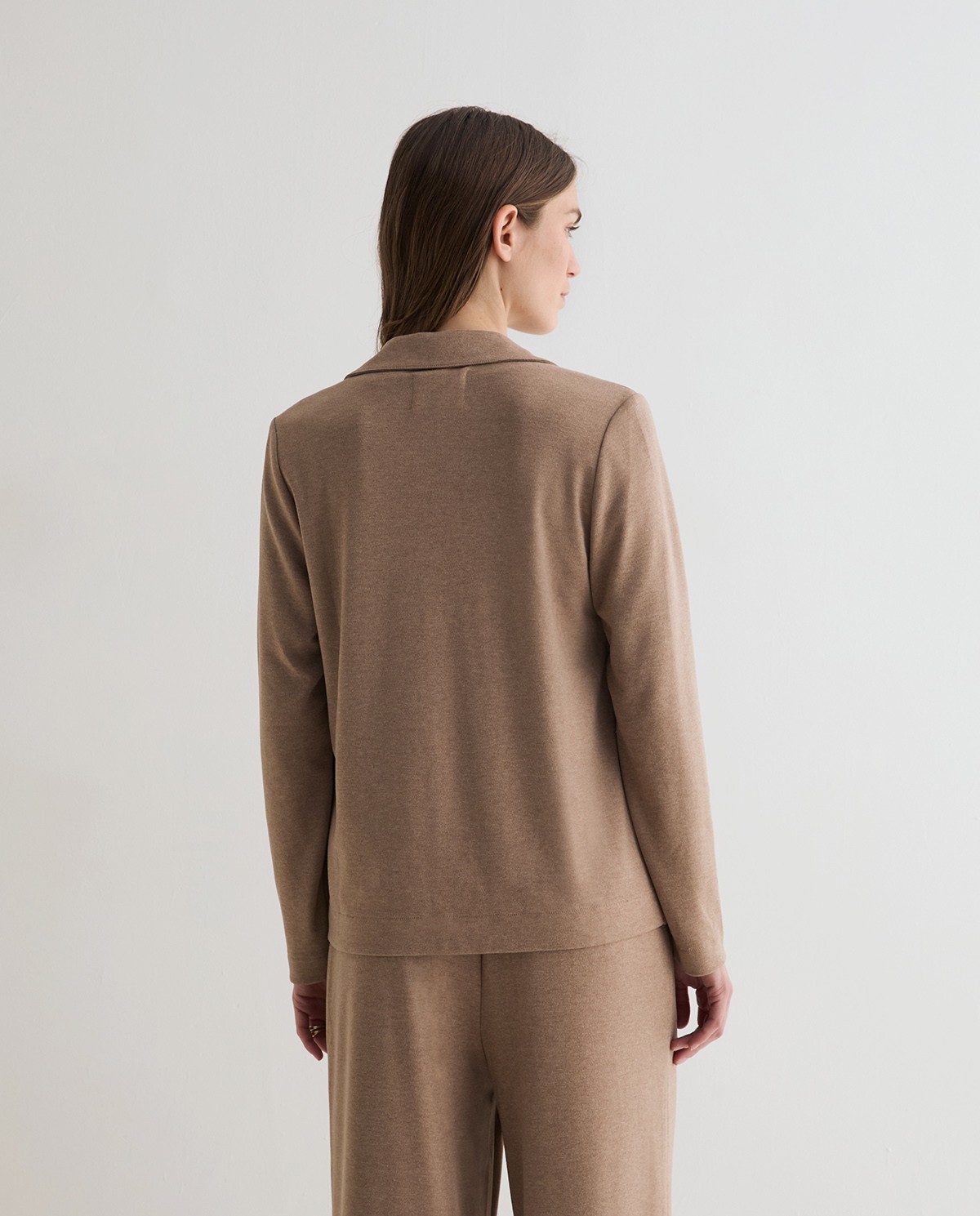 Veste cintrée en maille coloris camel, vue de face avec détail de la finition duveteuse 4