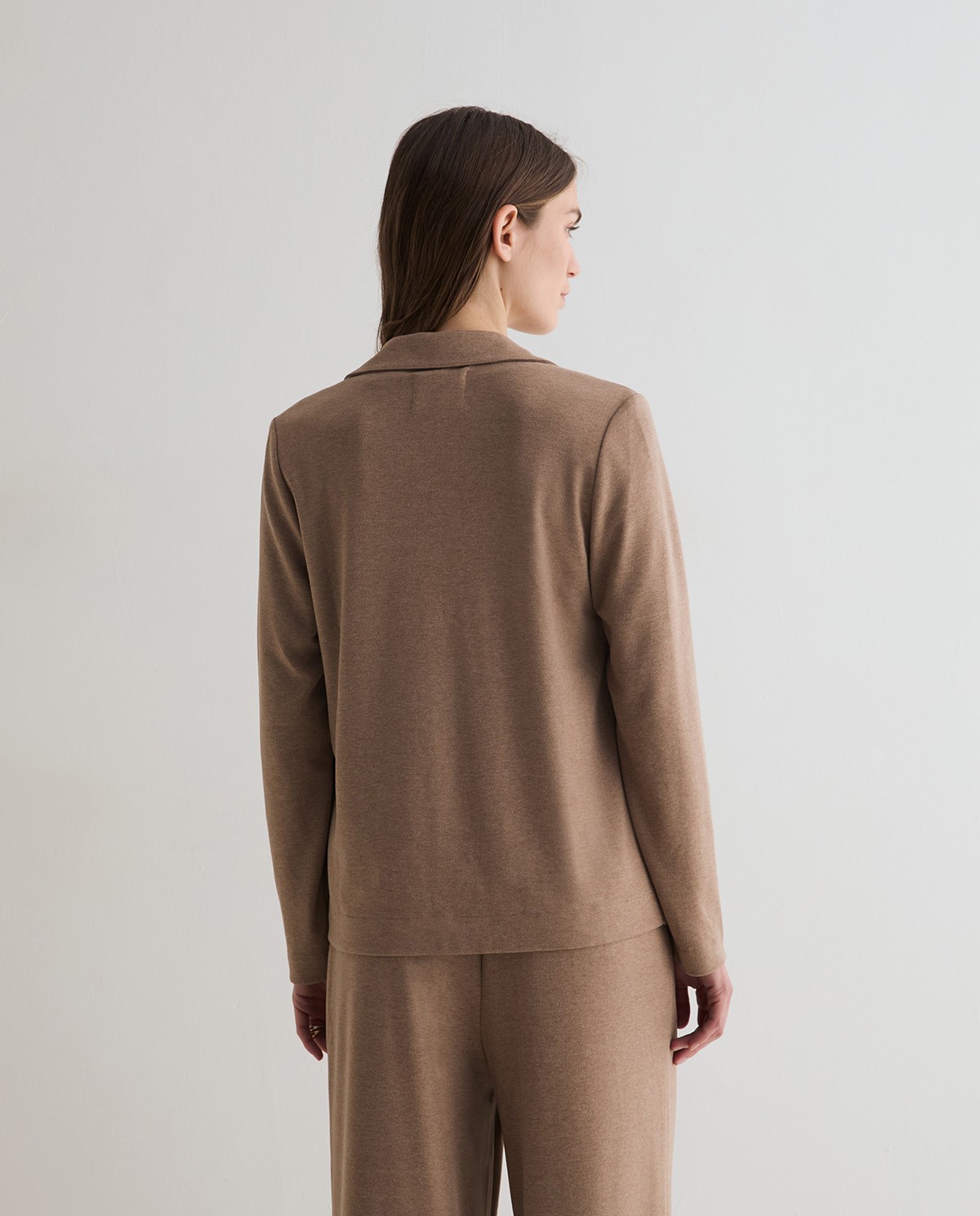 Veste cintrée en maille coloris camel, vue de face avec détail de la finition duveteuse 4