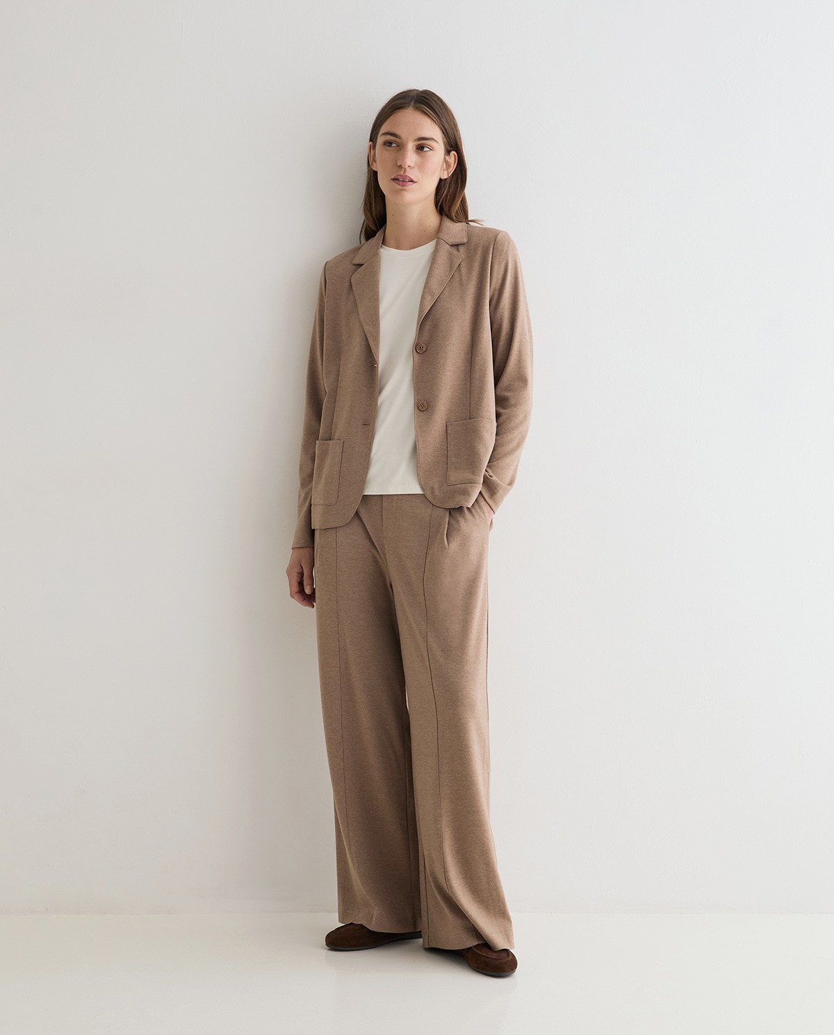 Pantalon wide leg en maille coloris camel, vue de face avec détail de la finition duveteuse