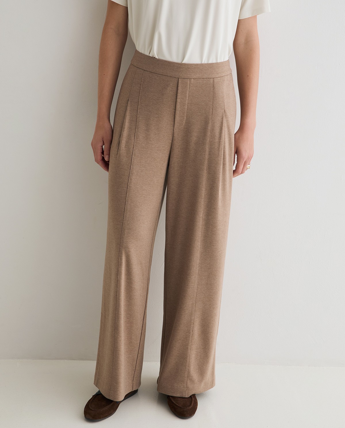Pantalon wide leg en maille coloris camel, vue de face avec détail de la finition duveteuse 1
