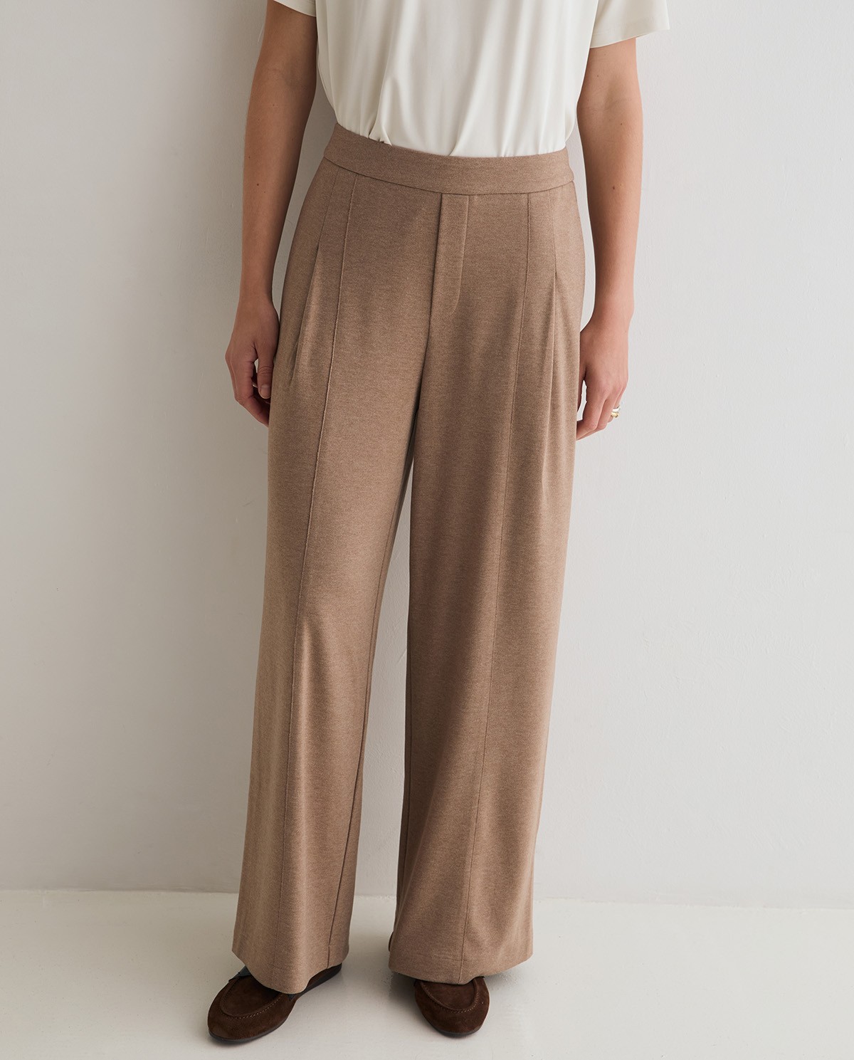 Pantalon wide leg en maille coloris camel, vue de face avec détail de la finition duveteuse 1