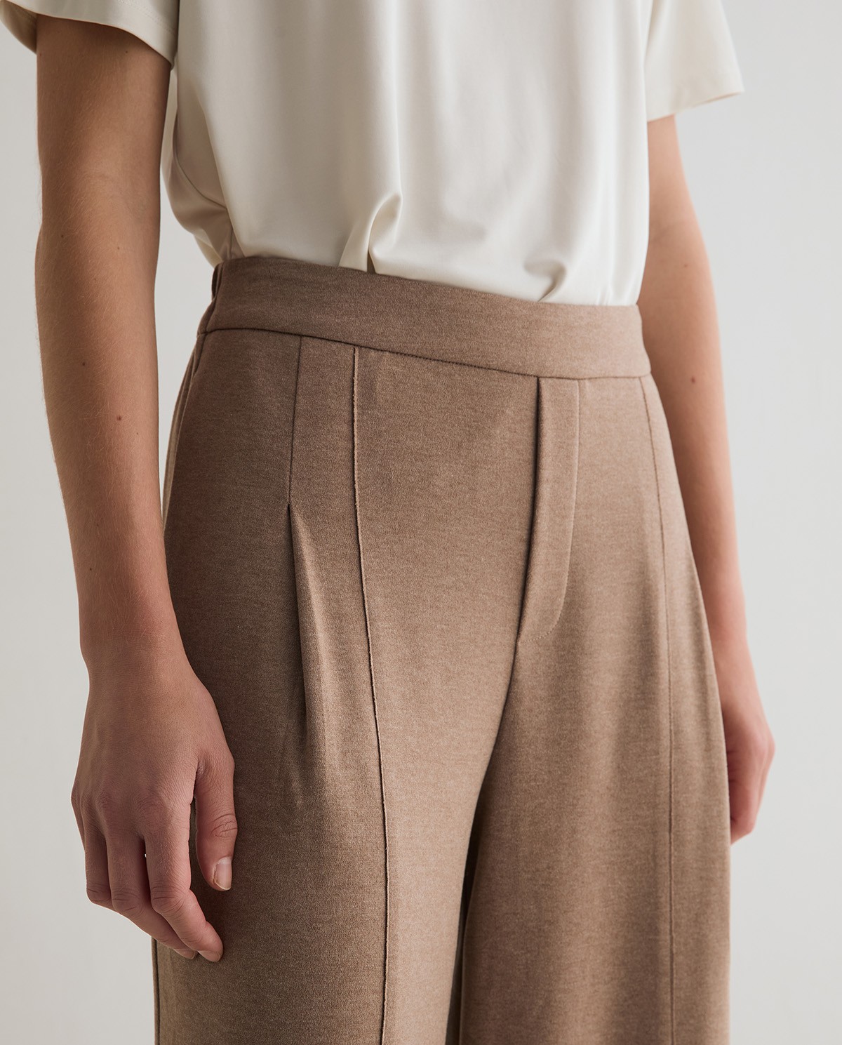 Pantalon wide leg en maille coloris camel, vue de face avec détail de la finition duveteuse 2