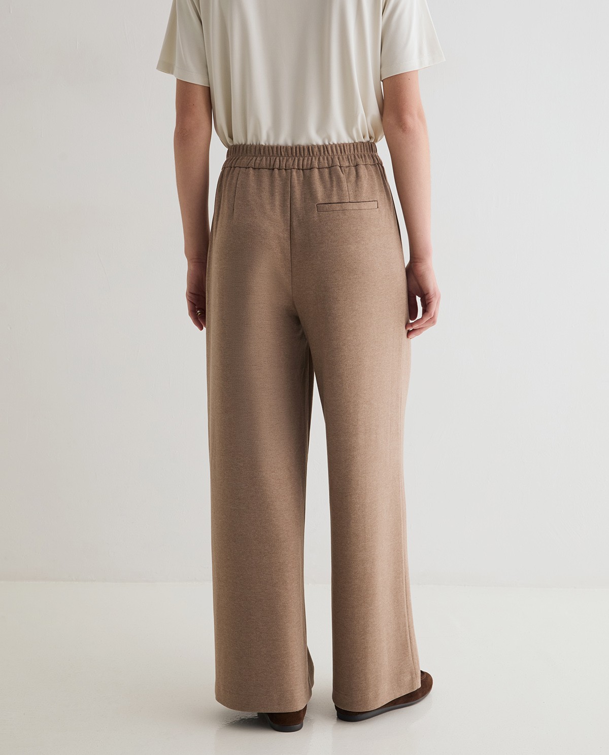 Pantalon wide leg en maille coloris camel, vue de face avec détail de la finition duveteuse 3