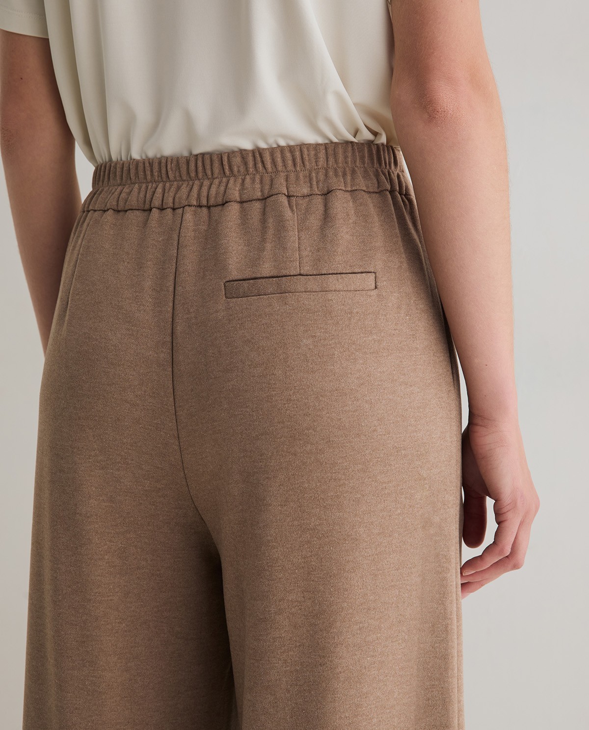 Pantalon wide leg en maille coloris camel, vue de face avec détail de la finition duveteuse 3