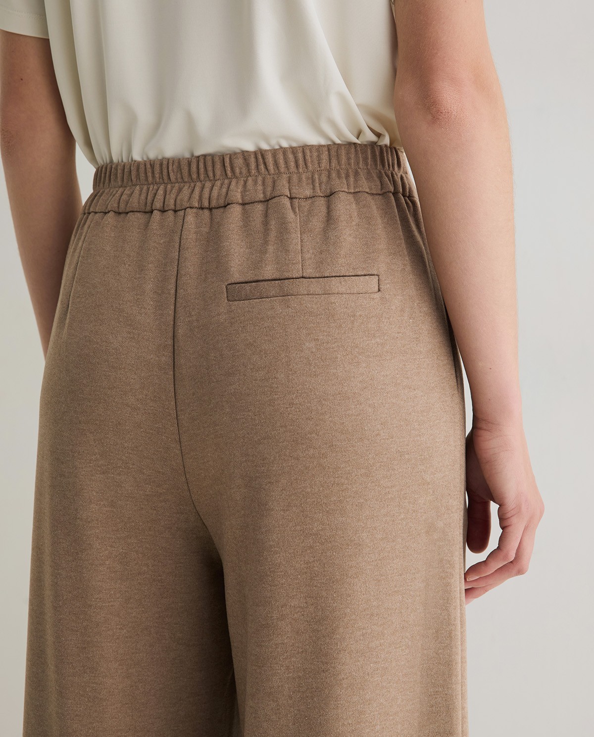 Pantalon wide leg en maille coloris camel, vue de face avec détail de la finition duveteuse 4